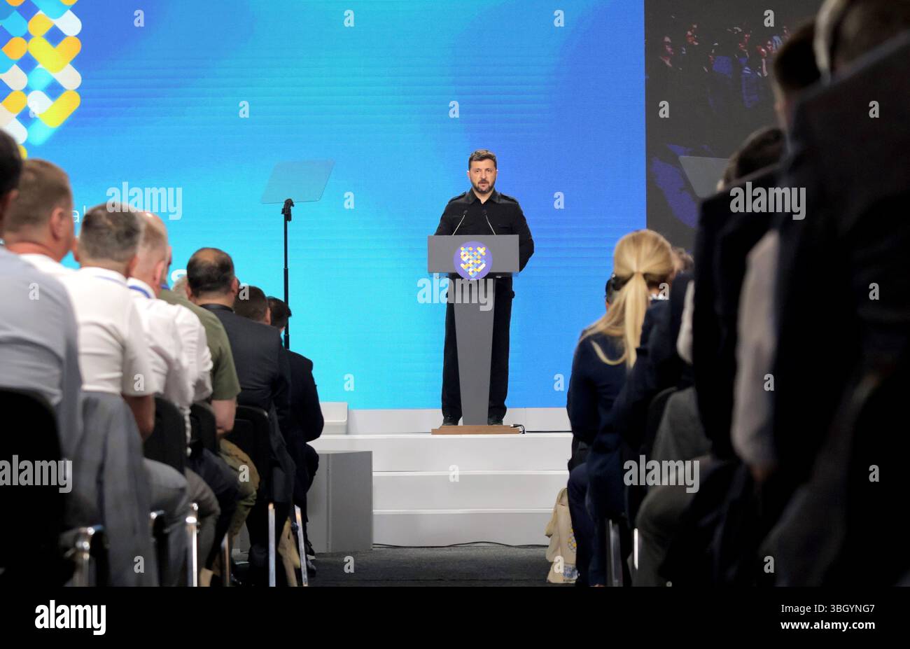 Präsident der Ukraine Wolodymyr Zelenskij hält eine Rede auf dem 3. Internationalen Gipfel der Städte und Regionen „vereint für Frieden und Sicherheit“, Kiew, Ukraine, 6. Juni 2025. (Foto: Eugen Kotenko/Ukrinform) Stockfoto