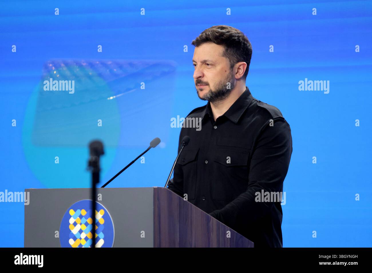 Präsident der Ukraine Wolodymyr Zelenskij hält eine Rede auf dem 3. Internationalen Gipfel der Städte und Regionen „vereint für Frieden und Sicherheit“, Kiew, Ukraine, 6. Juni 2025. (Foto: Eugen Kotenko/Ukrinform) Stockfoto