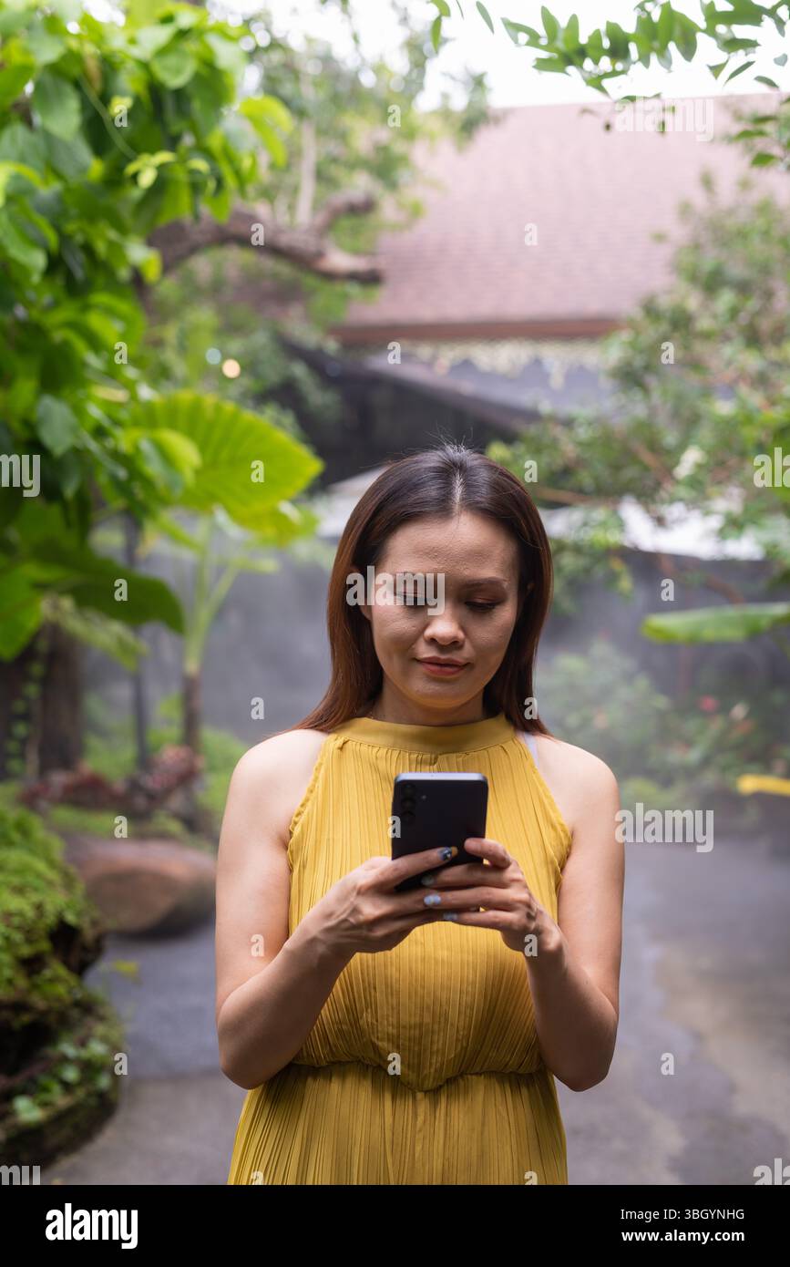 Porträt einer schönen asiatischen Frau im Gartenpark im Zen-Stil Stockfoto
