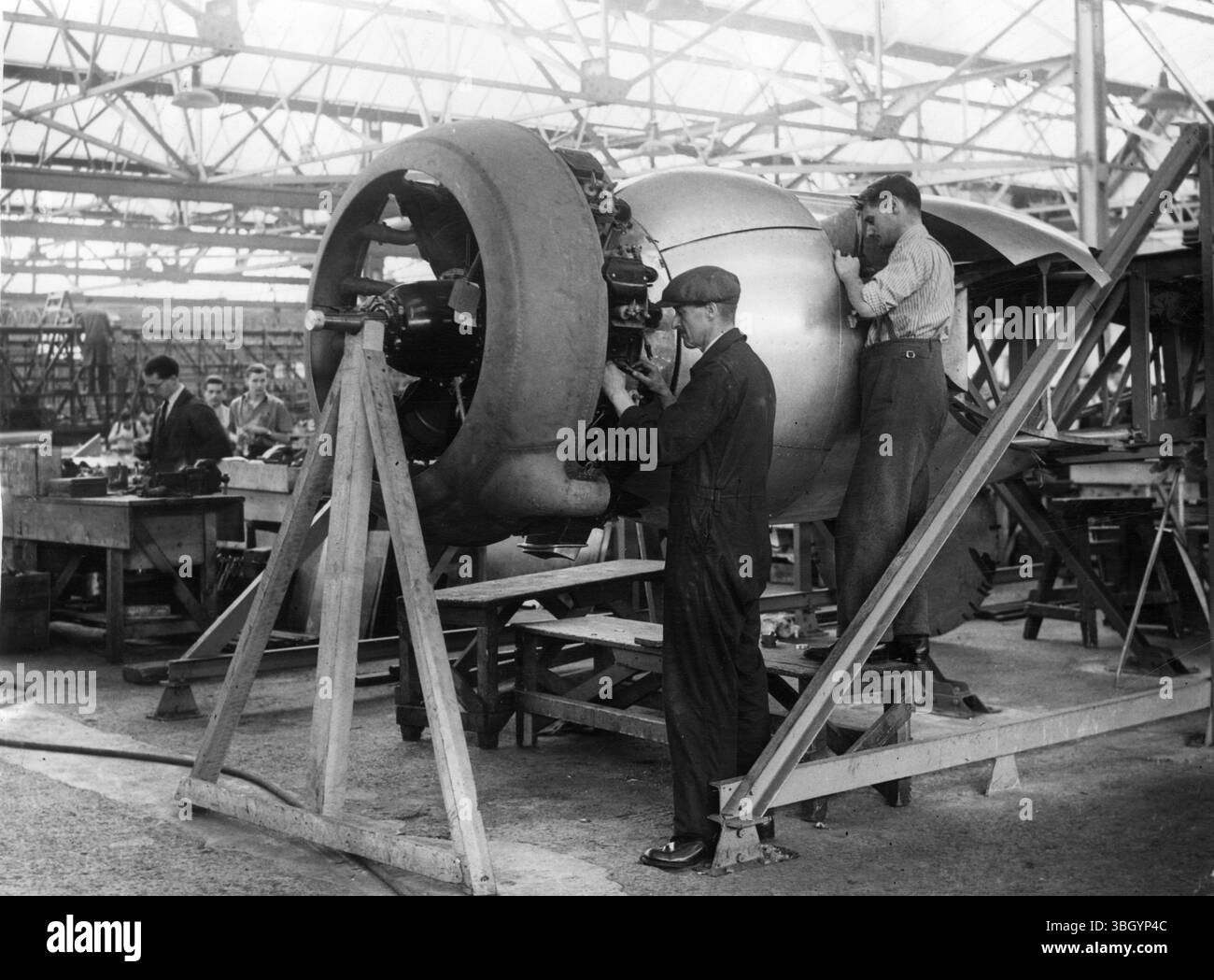 Ingenieure arbeiten an den Bristol-Motoren für den neuen schnellen schweren Bomber „ Harrow “ im Flugzeugwerk Handley Page in Cricklewood Stockfoto