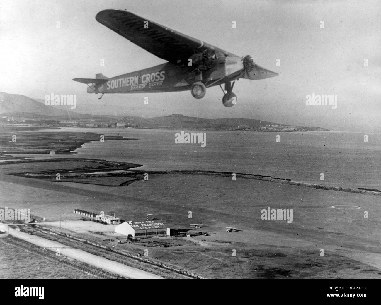 Das Southern Cross flog über Mills Field, San Francisco auf einem Testflug, der später von dem australischen Piloten Sir Charles Kingsford Smith bei dem ersten Trans-Pazifik-Flug nach Australien vom US-amerikanischen Festland geflogen wurde Stockfoto