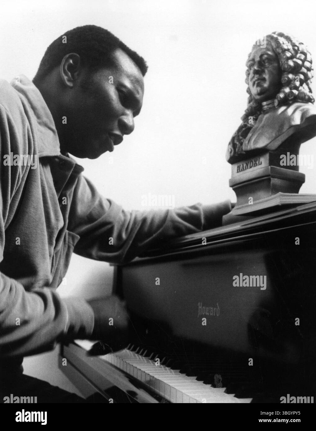 Übung macht den perfekten. Simon Estes, der sich seinen Weg durch ein Pre-med-Curriculum und später als Göttlicher Student an der University of Iowa verdient hat, probt in seiner Wohnung neben einer Büste von Händel einen musikalischen Satz, um seine Rolle als Simon in Händels „Judas Macabaeus“ vorzubereiten, den er im März 1972 in der Carnegie Hall aufführen wird. 13. Oktober 1971 Stockfoto