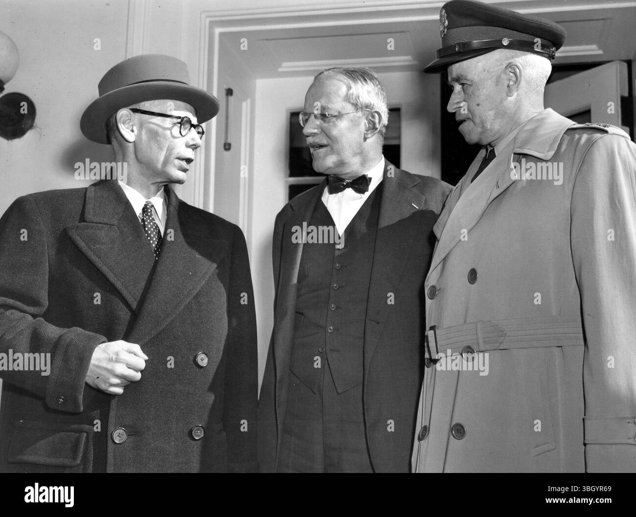 Eisenhower trifft sich mit dem Sicherheitsrat. Präsident Eisenhower traf sich heute für fast zwei Stunden mit dem Nationalen Sicherheitsrat in einem hochrangigen Strategiegespräch über Probleme des kalten und heißen Krieges. Drei Mitglieder des rates haben die Sitzung verlassen. Von links nach rechts Walter Bedell Smith, der als Chef des zentralen Geheimdienstes zurücktrat, um Unterstaatssekretär zu werden, Allen Dulles, der Smith als Chef der CIA ablöst, und General Omar Bradley, Vorsitzender der Joint Chiefs of Staff. 29. Januar 1953 Stockfoto