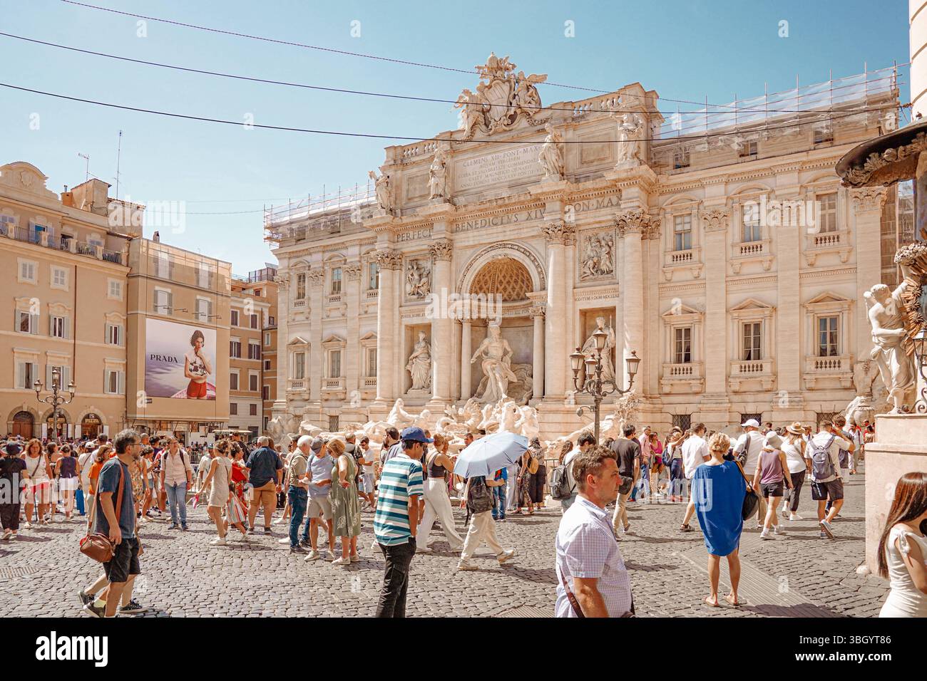 Rom, Italien, Europa, Trevi-Brunnen, Trevi-Fontana di Trevi, Touristen, Menschenmenge, Sommer, Sightseeing, Kultur, Modewerbung, PRADA, Barocke Architektur, Reise, Urlaub, Stadtleben, historische Bauten, Symbolfoto für Tourismus und Shopping, Konsum, Shoppingtourismus, Shoppingmeile, Mode, Städtereise, Rom erleben, lebendige Stadt. *** Rom, Italien, Europa, Trevi-Brunnen, Trevi-Fontana, Touristen, Menschenmenge, Sommer, Sightseeing, Kultur, Modewerbung, PRADA, Barockarchitektur, Reisen, Urlaub, Stadtleben, historische Gebäude, symbolisches Foto für Tourismus und Shopping, Konsum, Einkaufstourismus Stockfoto