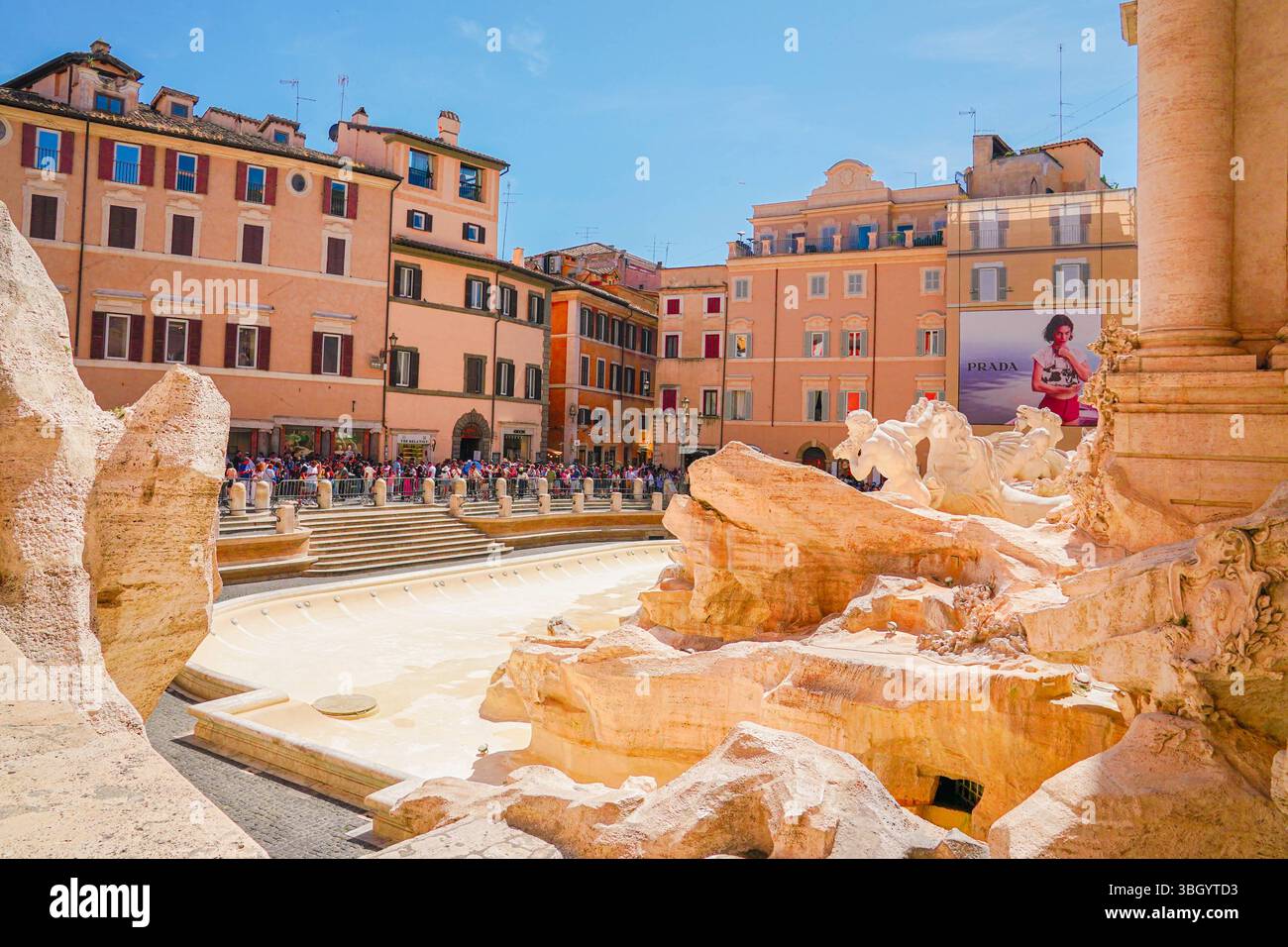 Rom, Italien, Europa, Trevi-Brunnen, leeres Becken, Sommer, Tourismus, Architektur, historisches Gebäude, Barock, Menschenmassen, Warteschlange, Shoppingtourismus, Mode, PRADA, Konsum, Stadtleben, Sightseeing, Citytrip, kulturelles Erbe, Symbolfoto für Reise, Tourismus, Shopping, Kultur. *** Rom, Italien, Europa, Trevi-Brunnen, leeres Becken, Sommer, Tourismus, Architektur, historische Gebäude, Barock, Menschenmassen, Warteschlangen, Einkaufstourismus, Mode, PRADA, Konsum, Stadtleben, Sightseeing, Städtereise, kulturelles Erbe, symbolisches Foto für Reisen, Tourismus, Shopping, Kultur Copyright: xJOERANxSTEINSIEK Stockfoto