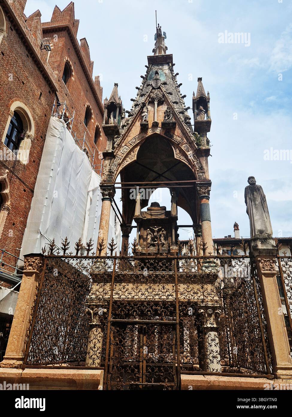 Gotische Grabstätte mit verzierten Details in historischer Architektur. Verona, Italien Stockfoto