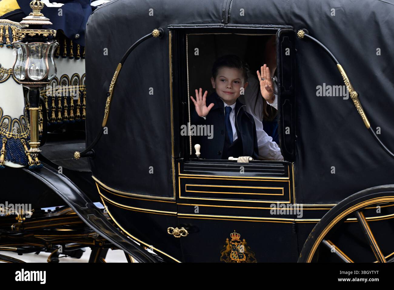 Stockholm, Schweden. Juni 2025. STOCKHOLM, SCHWEDEN 20250606Die schwedische Königsfamilie fährt in einer Kutsche zum Nationalfeiertag in Skansen. Foto: Pontus Lundahl/TT/Code 10050 Credit: TT News Agency/Alamy Live News Stockfoto