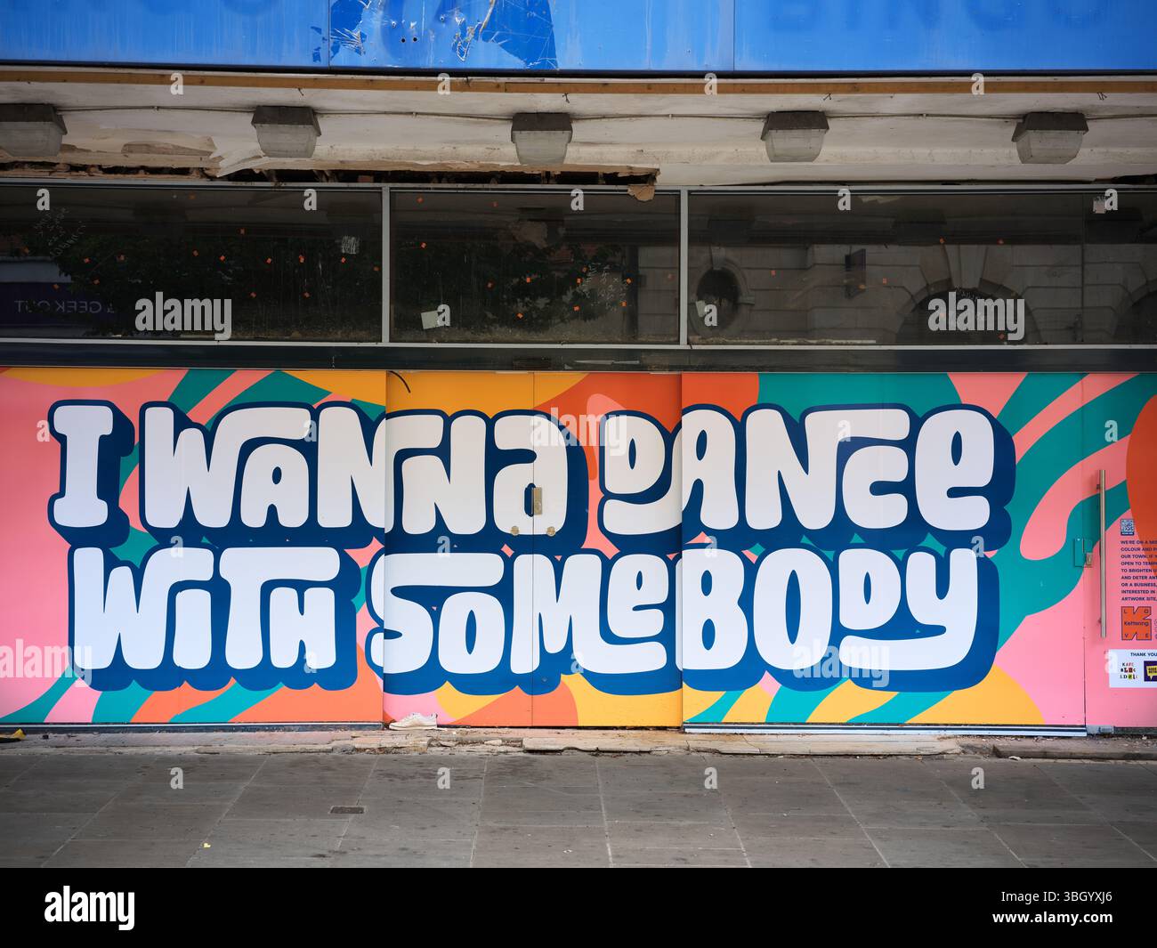 Graffiti-Dekoration auf dem stillgelegten Kino im Einkaufszentrum in Kettering, England. Stockfoto