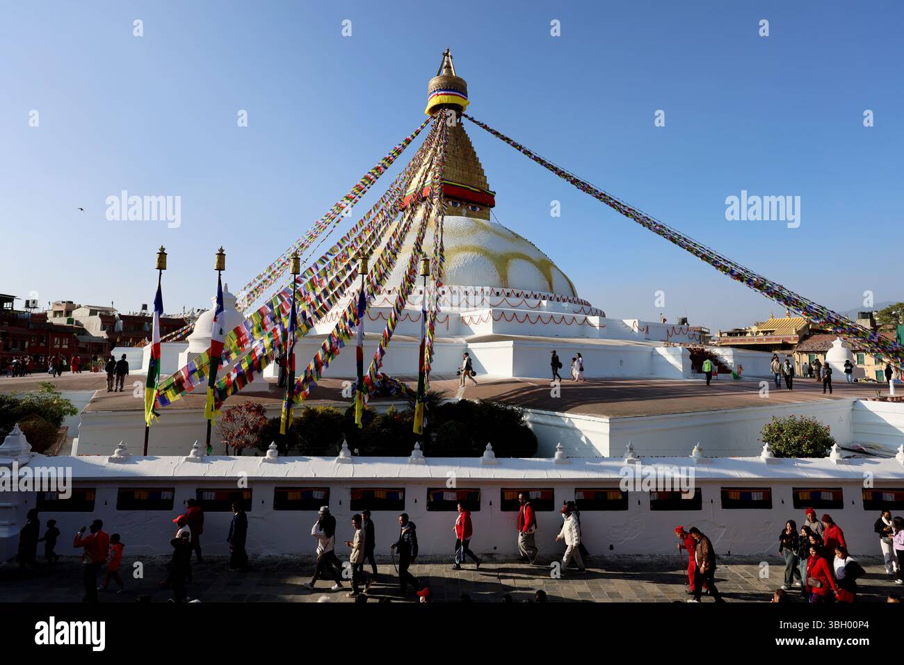 Boudhanath Stupa in Kathmandu Nepal. Anbeter, Touristen - spazieren durch die Stupa am Wintermorgen. Am Stadtrand des Tals gelegen. Stockfoto