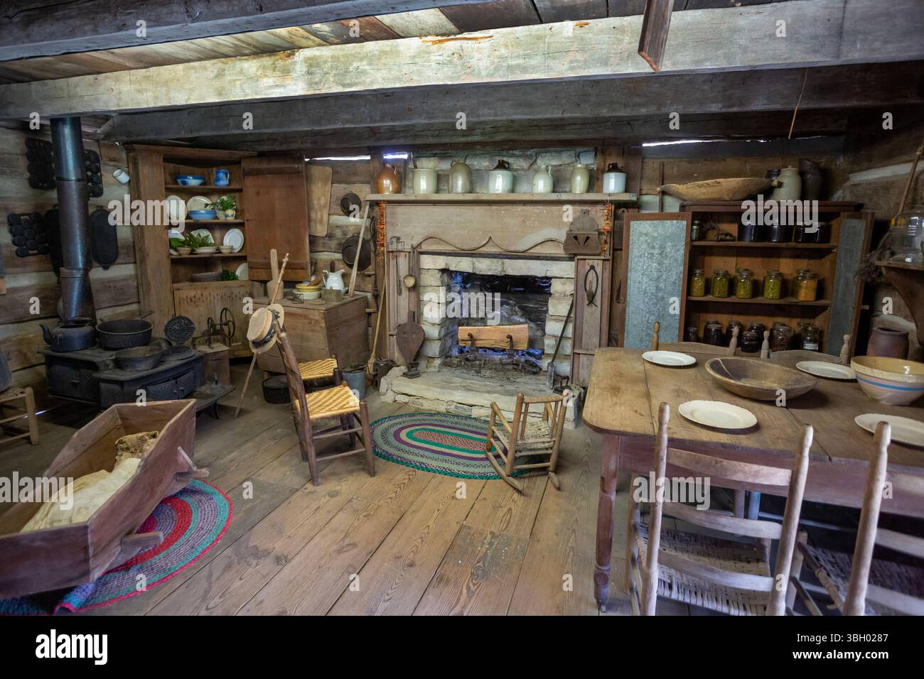 Clinton, Tennessee – das Museum of Appalachia, eine Sammlung von Pionierbauten und Artefakten. Stockfoto