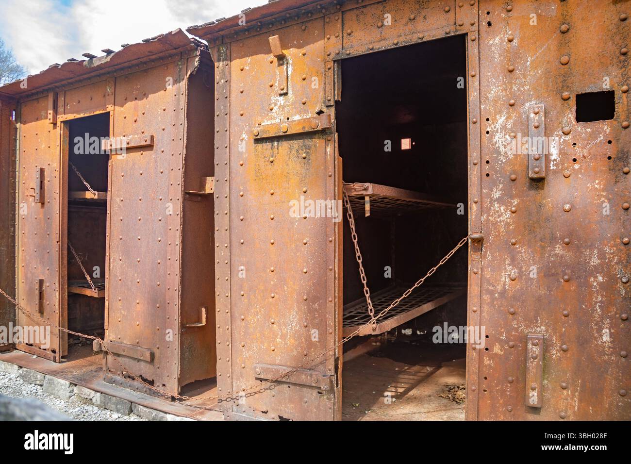 Clinton, Tennessee – das Museum of Appalachia, eine Sammlung von Pionierbauten und Artefakten. Diese 1874 Gefängniszellen enthalten jeweils vier Kojen. Stockfoto