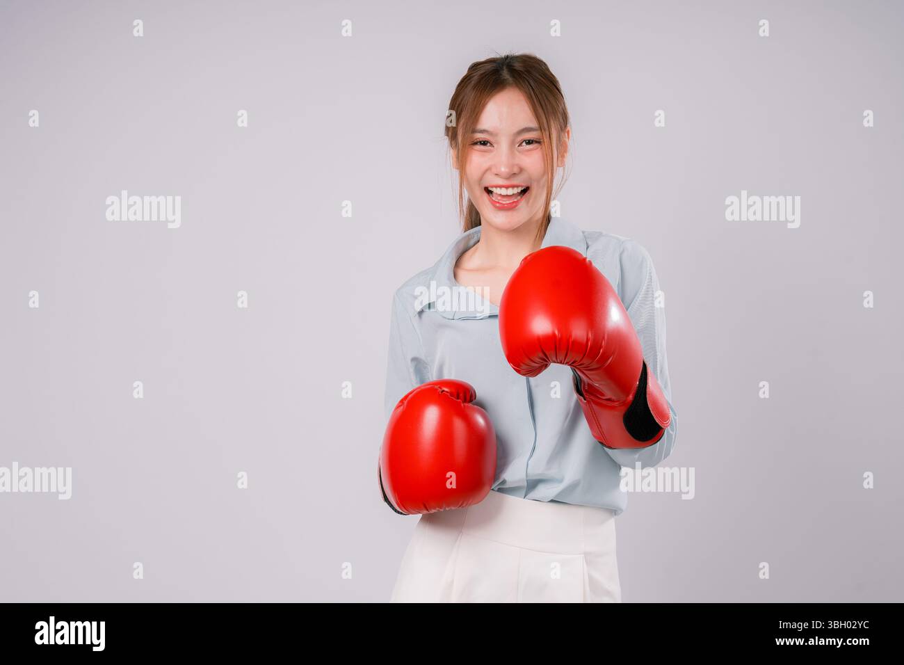 Frau Übung Punch Kickboxen Hintergrund Stärke starker Trainingshandschuh Person, Eine starke weibliche Athletin in Aktion demonstriert Fitness und Determi Stockfoto