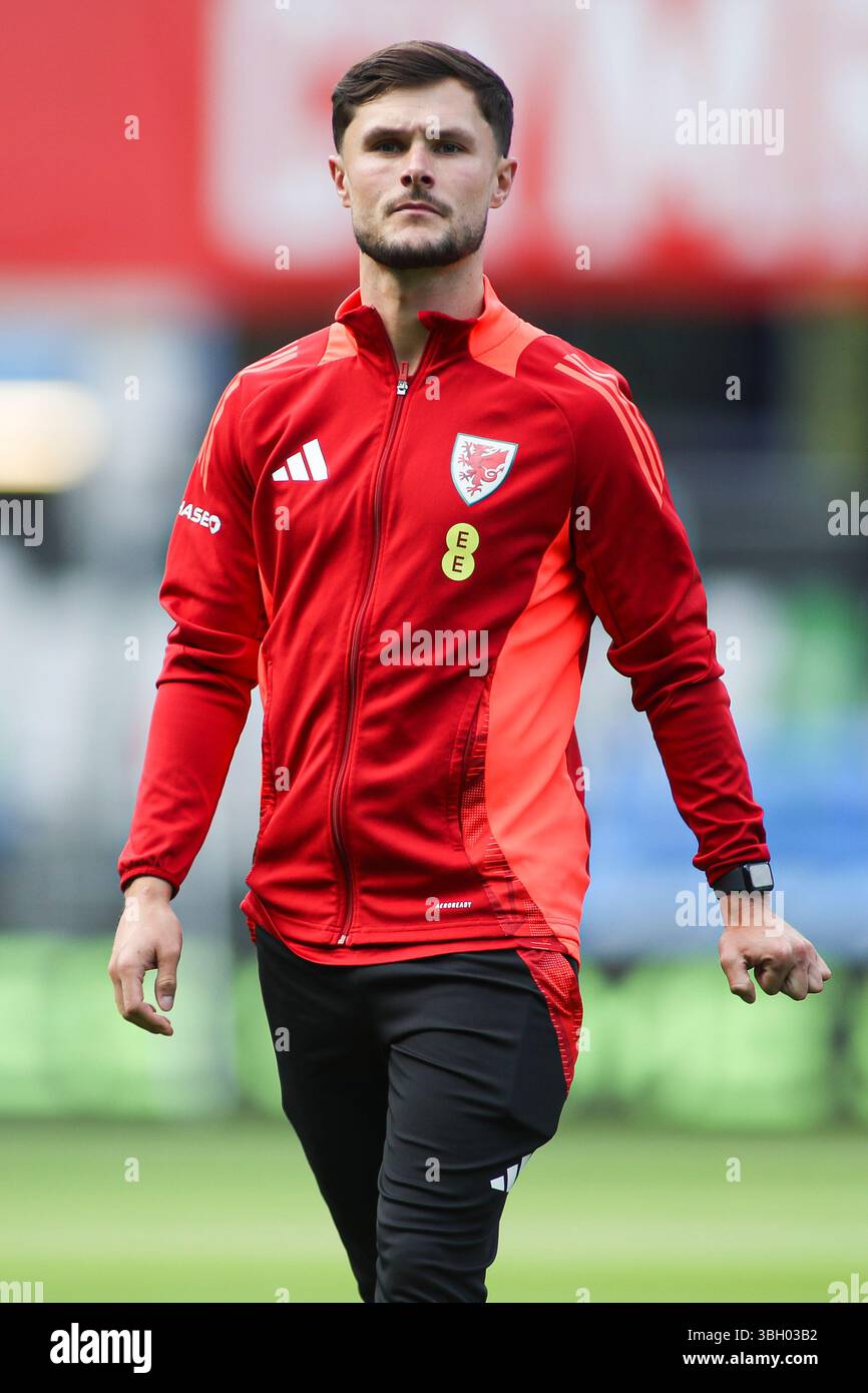 Cardiff, Wales, Großbritannien. Juni 2025. Liam Cullen aus Wales vor der FIFA Fussball-Weltmeisterschaft, der Europameisterschaft, dem Spiel der Gruppe J zwischen Wales und Liechtenstein im Cardiff City Stadium. Credit Glitch Images/Alamy Live News Stockfoto