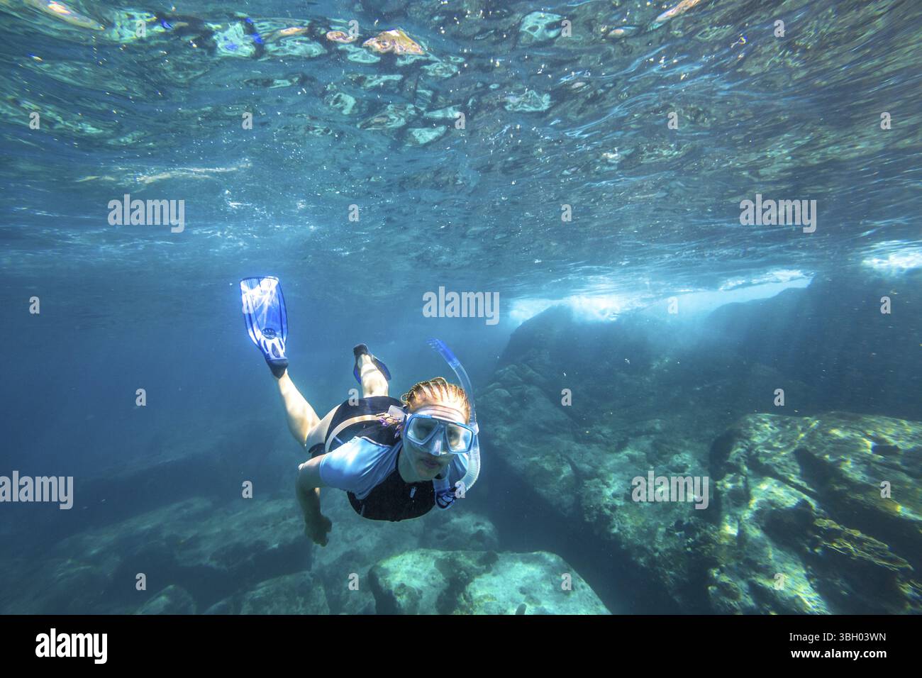 Weibliche Apnoe schwimmt in tiefen Gewässern der beliebten Similan-Inseln in Thailand, Andamanensee Stockfoto