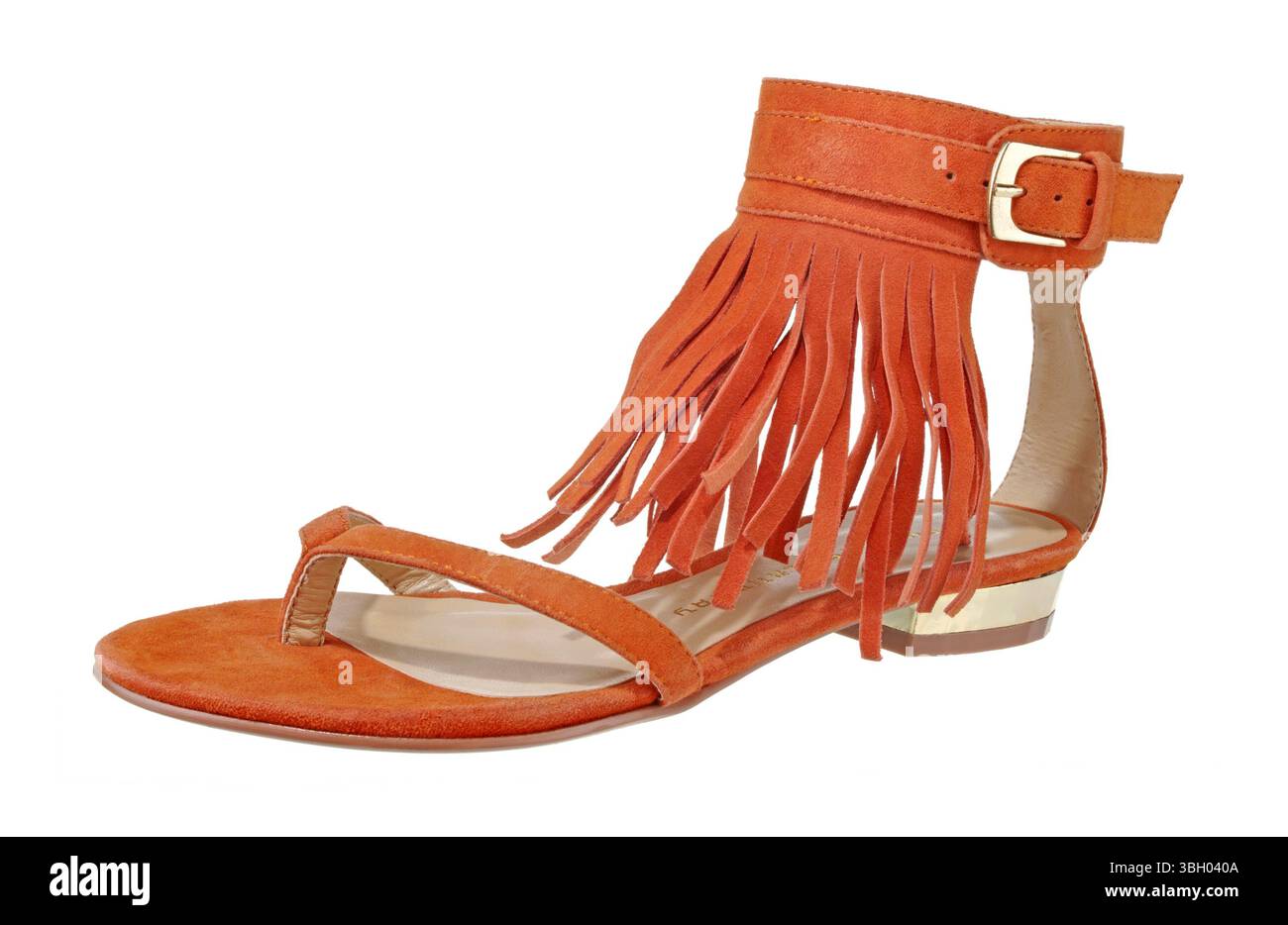 Orangefarbene Sandale auf weißem Hintergrund Stockfoto