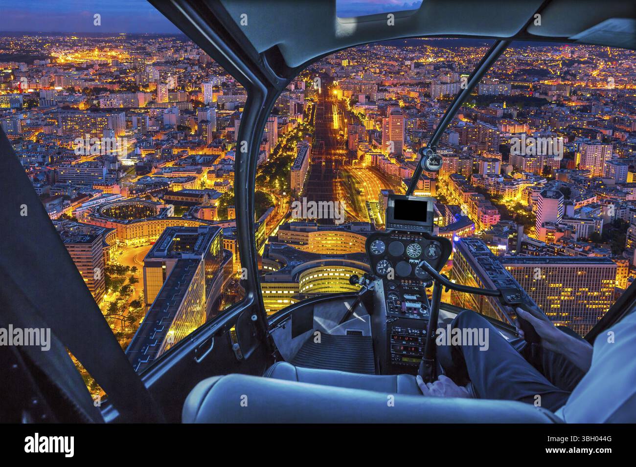 Hubschrauberrundflug am Gare Montparnasse in Paris, französische Hauptstadt, Europa. Panoramaflug über Paris Stadtlandschaft. Architektur im Pariser Stil Stockfoto
