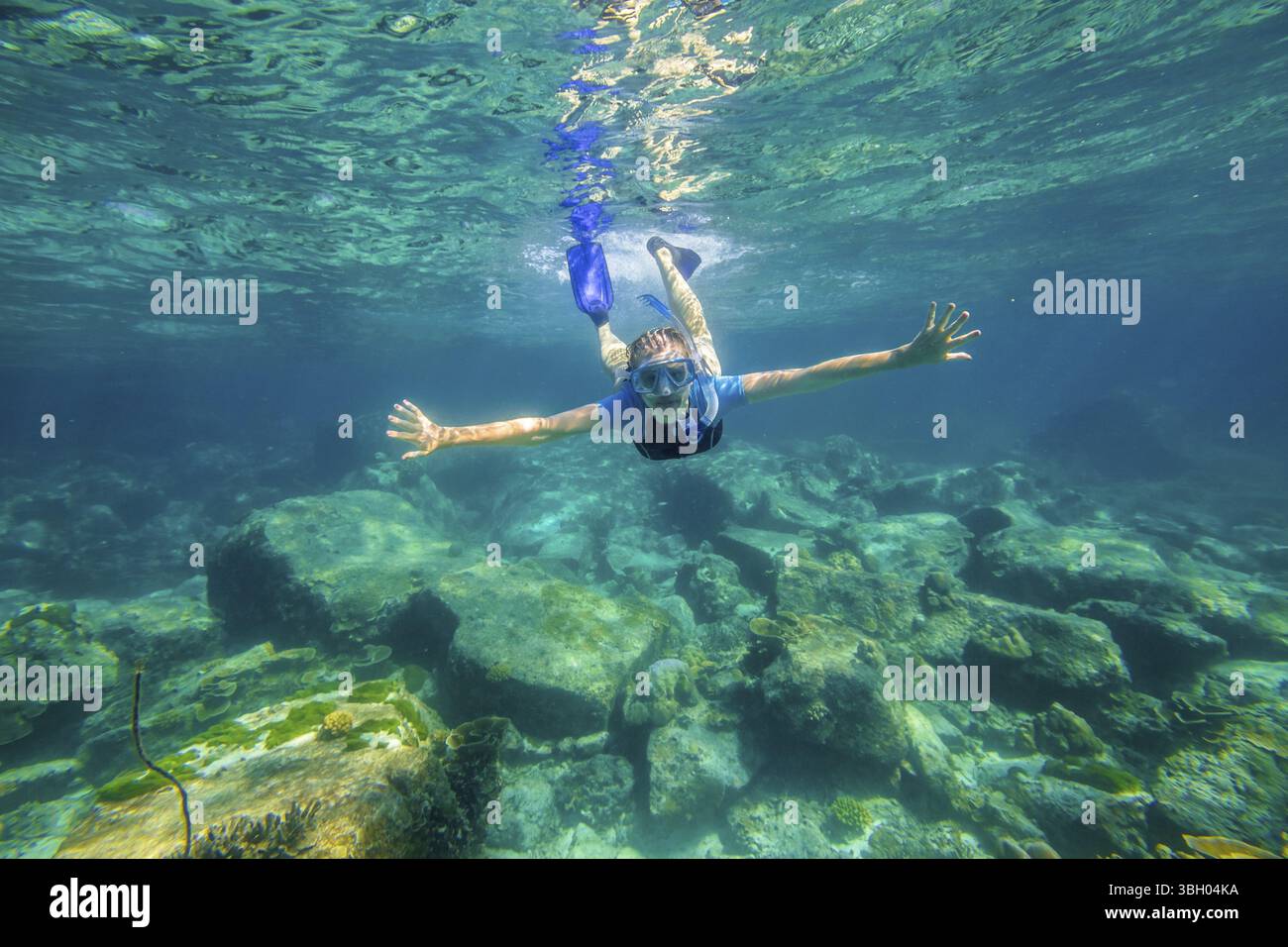 Junge weibliche Schnorcheltour im tropischen Meer. Frau Apnoe schwimmt im Korallenriff Stockfoto
