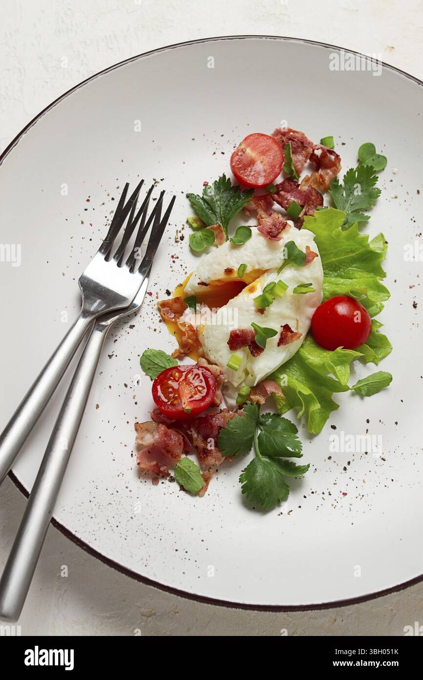 Pochiertes Ei, mit Speck und Gemüse, Frühstück, hausgemacht Stockfoto