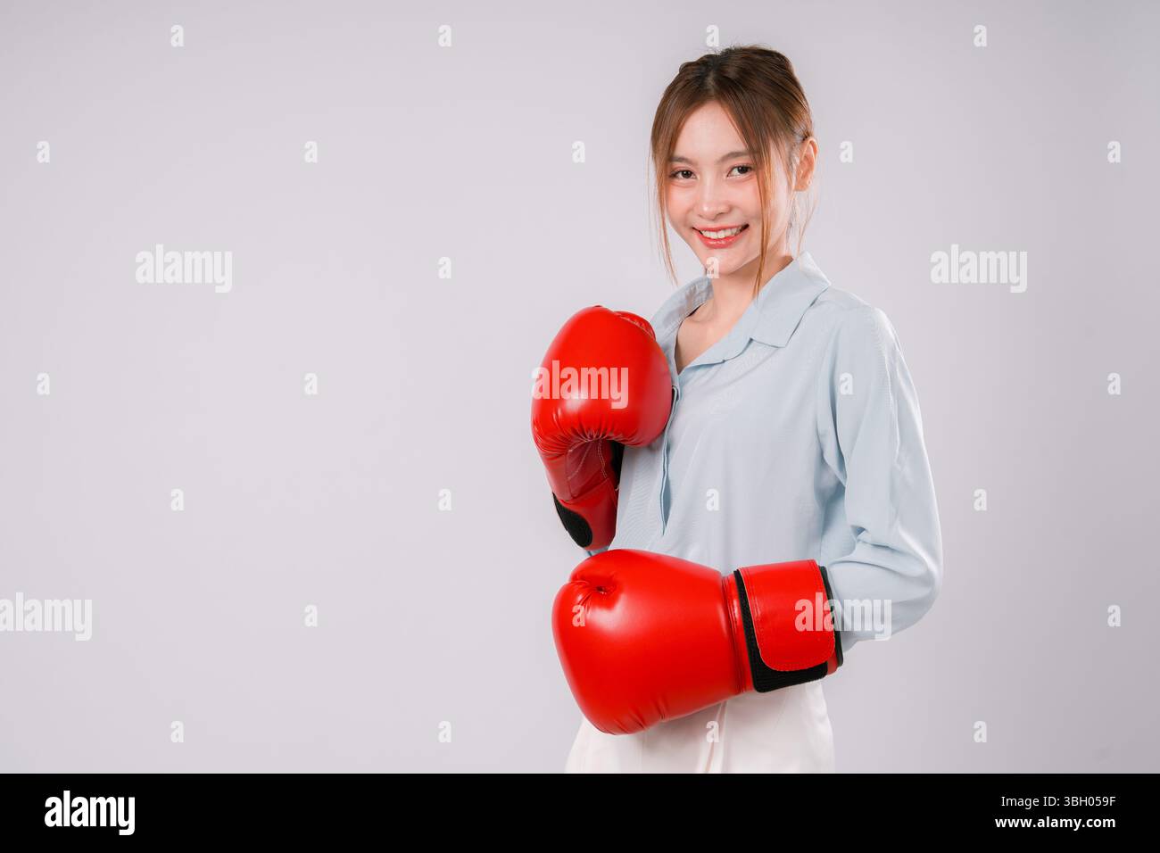 Frau Übung Punch Kickboxen Hintergrund Stärke starker Trainingshandschuh Person, Eine starke weibliche Athletin in Aktion demonstriert Fitness und Determi Stockfoto