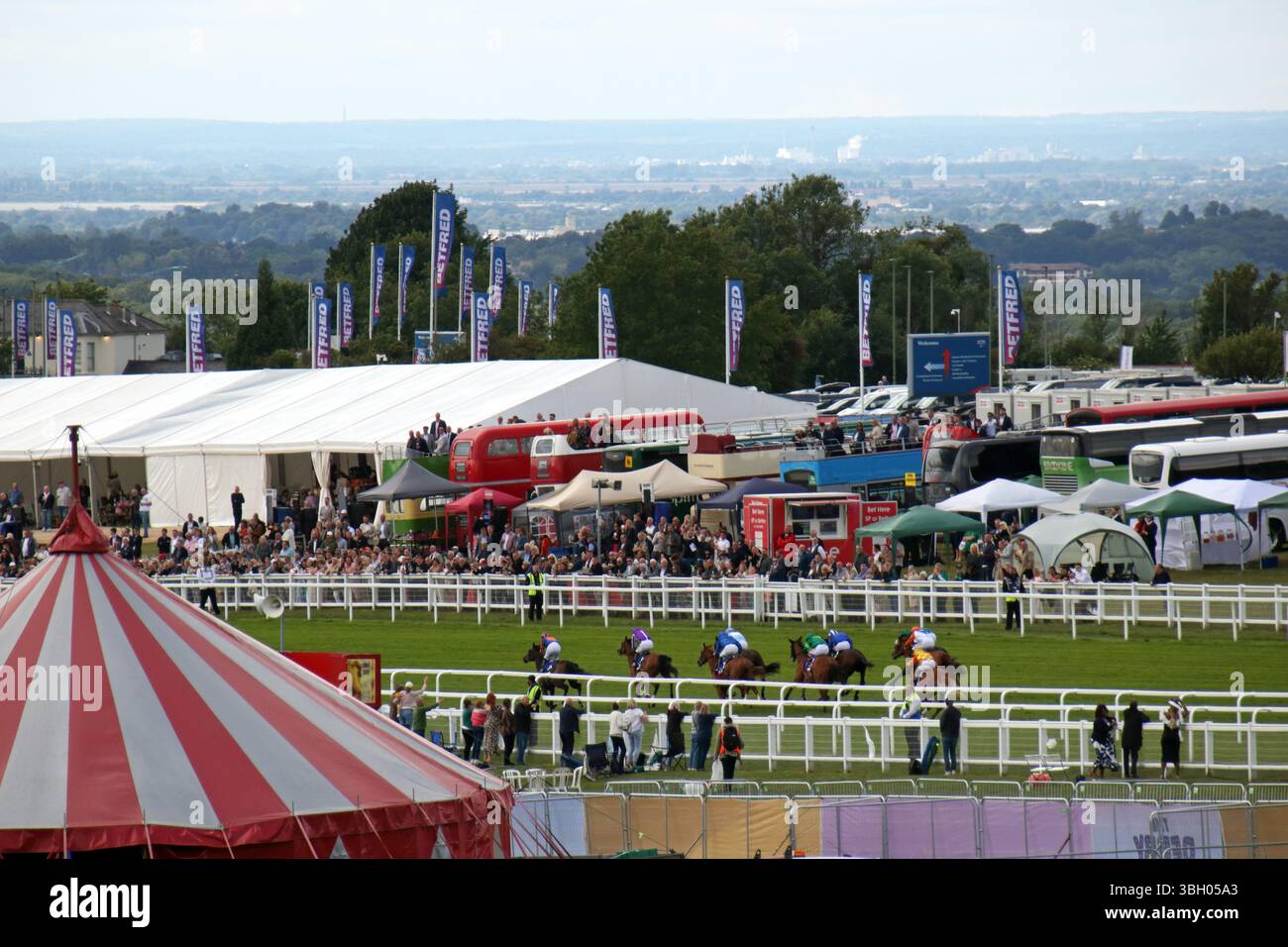 Epsom Downs, Surrey, England, Großbritannien. Juni 2025. Ladies Day Horse Racing auf Epsom Downs Surrey. Die Pferde fahren in die Heimgerade, mit der Nummer 5 Minnie Hauk Riden von Ryan Moore in Purpur, dem späteren Sieger der Oaks in Epsom Downs in Surrey. Quelle: Julia Gavin/Alamy Live News Stockfoto