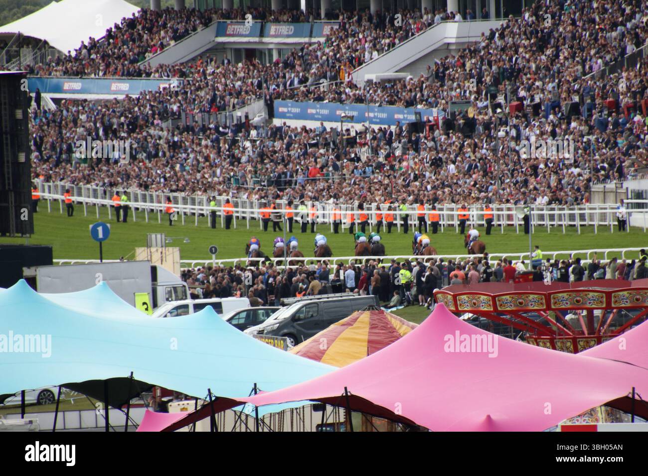 Epsom Downs, Surrey, England, Großbritannien. Juni 2025. Ladies Day Horse Racing auf Epsom Downs Surrey. Die Pferde fahren in die Heimgerade, mit der Nummer 5 Minnie Hauk Riden von Ryan Moore in Purpur, dem späteren Sieger der Oaks in Epsom Downs in Surrey. Quelle: Julia Gavin/Alamy Live News Stockfoto