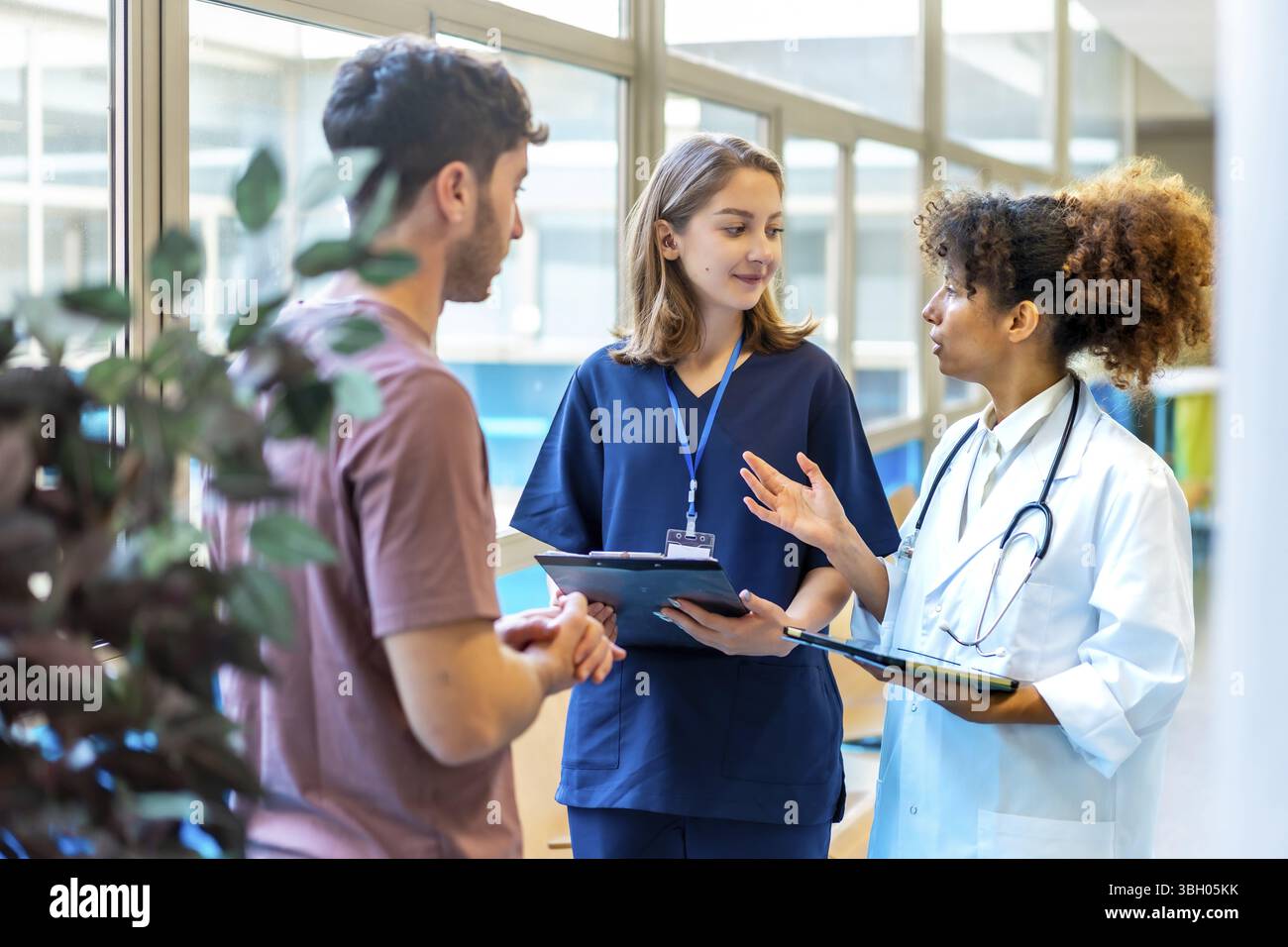 Medizinische Fachkräfte arbeiten zusammen, tauschen Fachwissen aus und bieten eine optimale Patientenversorgung in einem modernen Krankenhaus Stockfoto