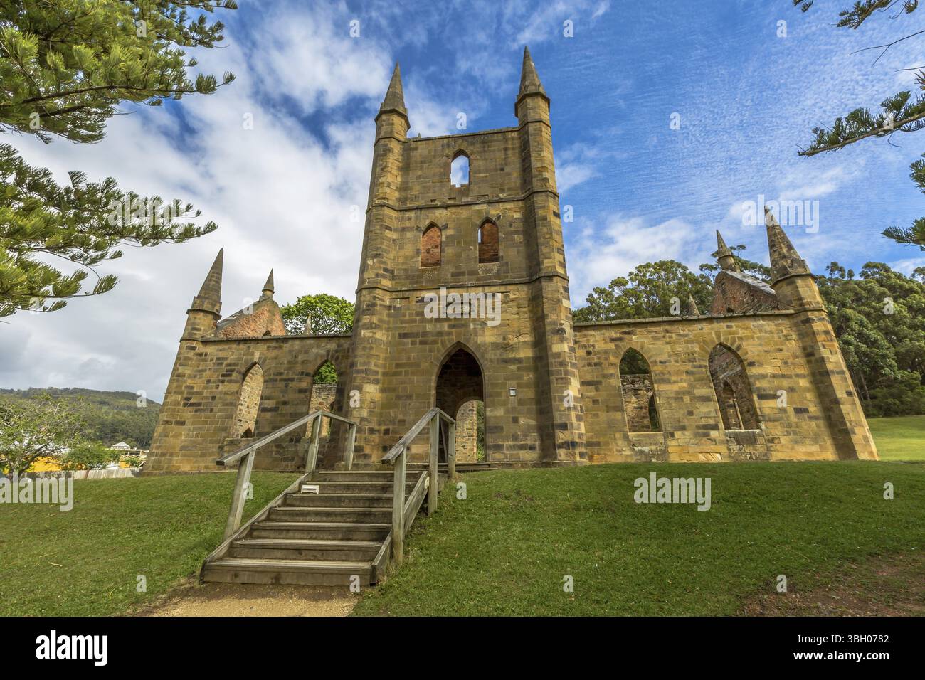 Ruinen der Kirche Sträfling, alte historische Kirche Sträfling Siedlung, an der Port Arthur Historic Site, Tasmanien, Australien, Ozean Stockfoto