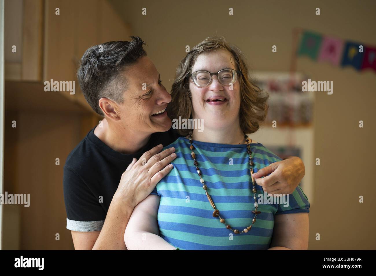 Emotionale Verbindung zwischen Down-Syndrom-Frau und beruflicher Hausmeisterin, Tienen, Flämisch-Brabant, Belgien, 20. April, 2023. teilweise Modellfreigabe Stockfoto