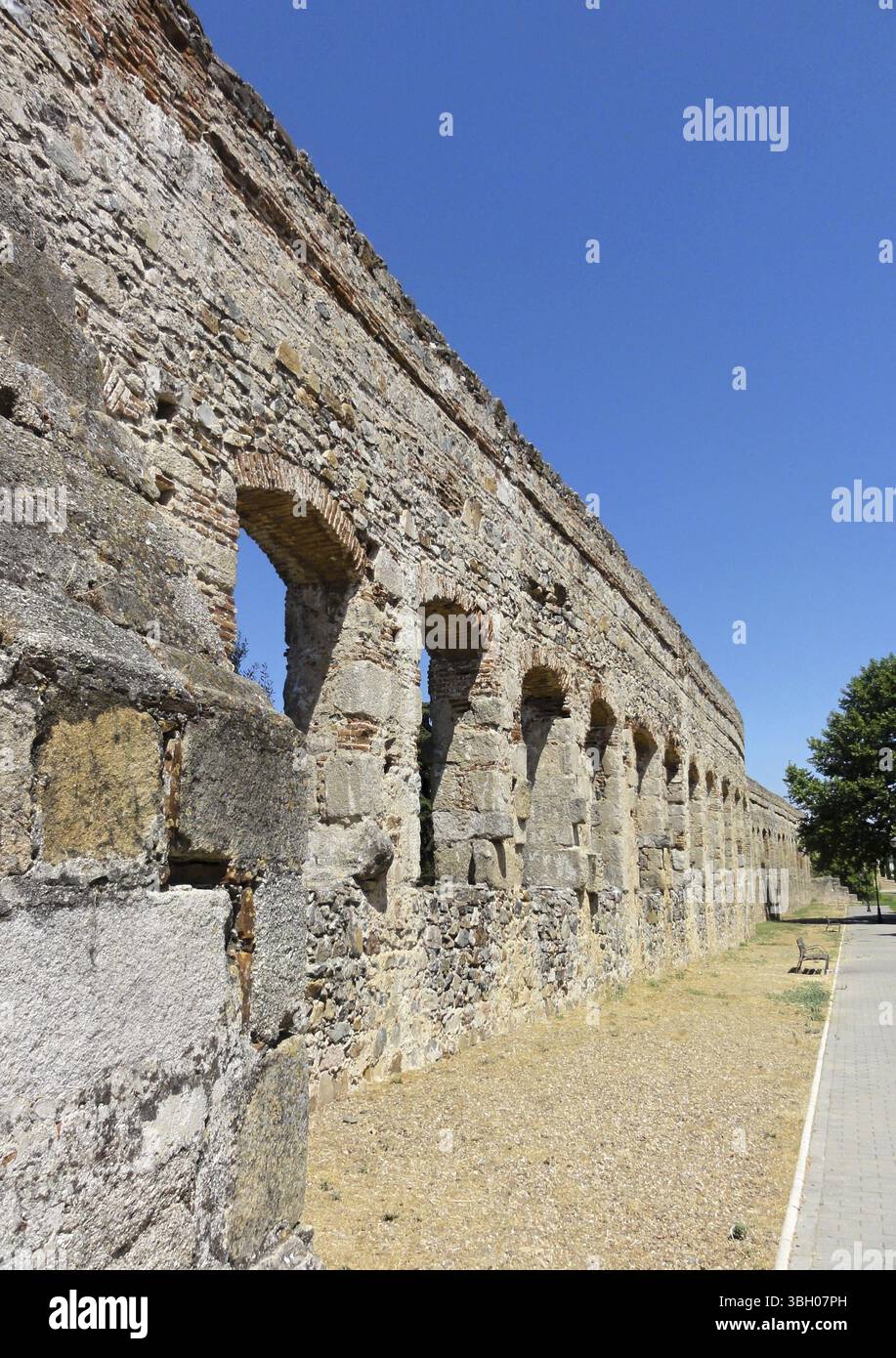Historische Wasserstraße aus römischer Zeit im Stadtzentrum von Merida Stockfoto