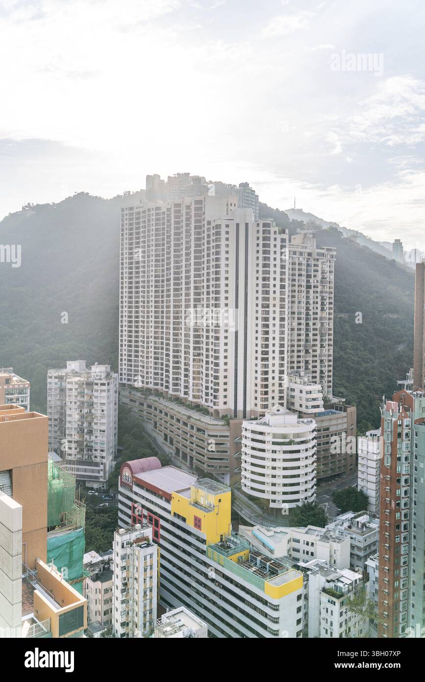 Vom Dach aus hat man einen fantastischen Blick auf die Stadt Hong-Kong mit Wolkenkratzern Stockfoto