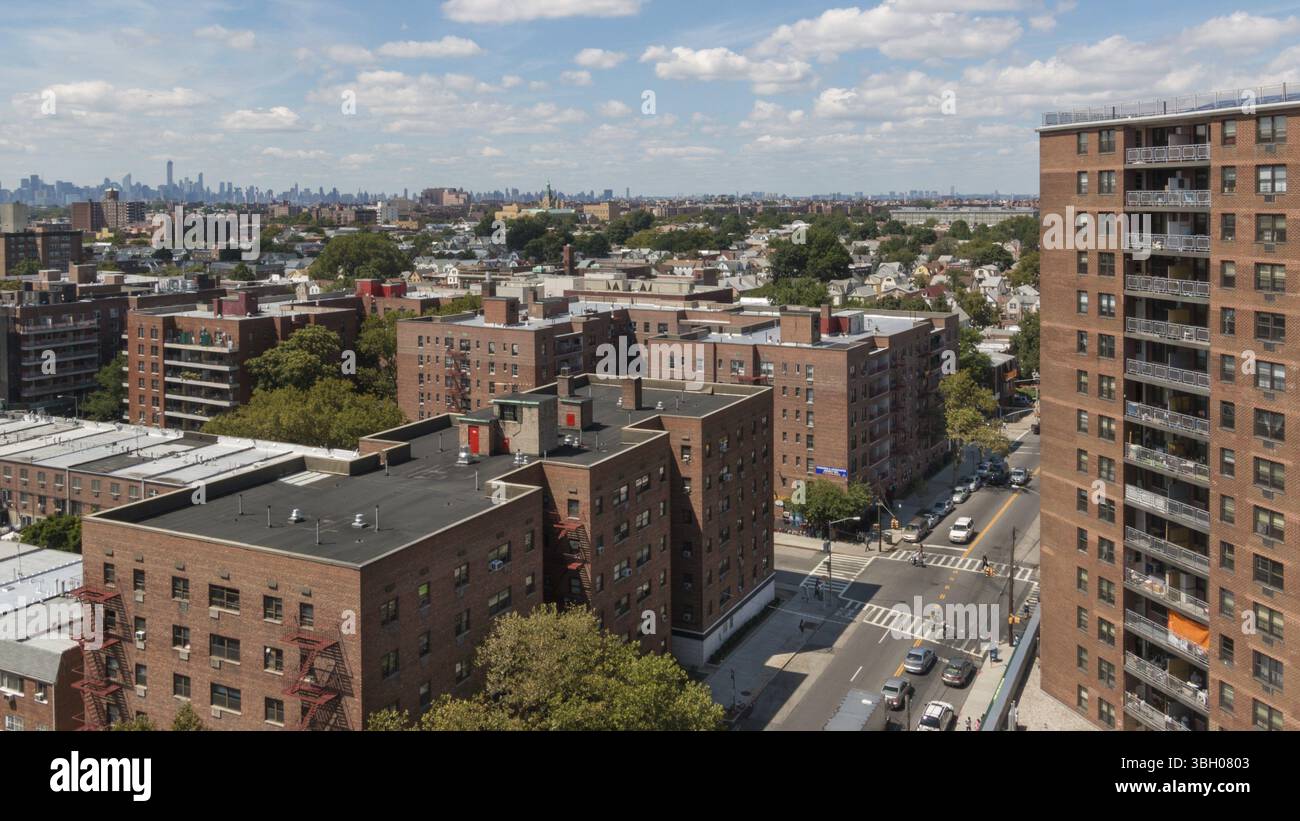 Luftaufnahme von Gebäuden und Straßen der Gegend Rego Park in Queens, New York Stockfoto