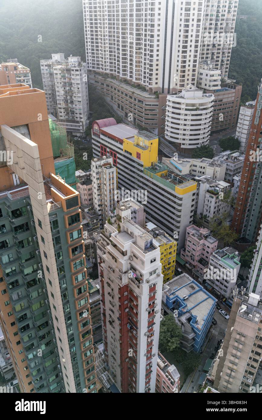 Vom Dach aus hat man einen fantastischen Blick auf die Stadt Hong-Kong mit Wolkenkratzern Stockfoto