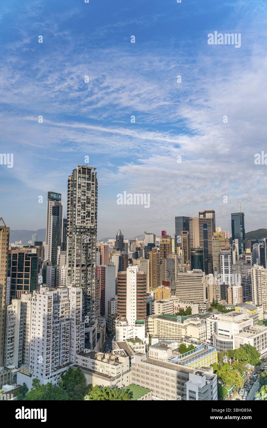 Vom Dach aus hat man einen fantastischen Blick auf die Stadt Hong-Kong mit Wolkenkratzern Stockfoto