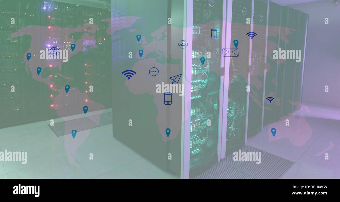 Bild der Weltkarte und der Technologiesymbole über Servern Stockfoto