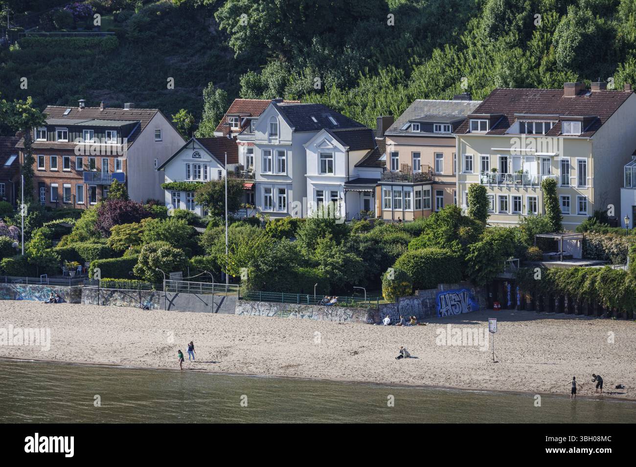 Strandhäuser mit Meerblick und grüner Umgebung, Hamburg. Elbe. Deutschland Stockfoto
