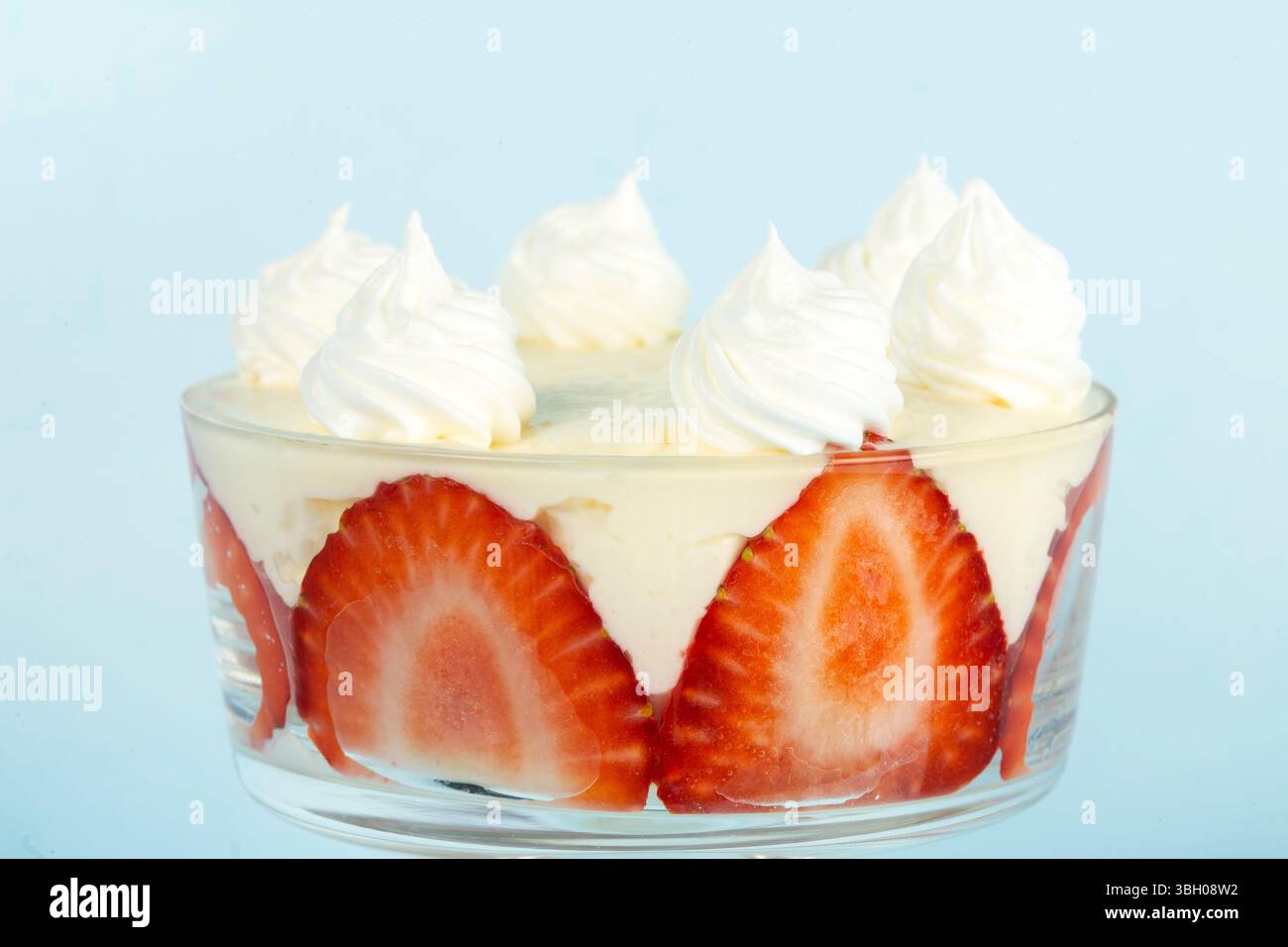Erdbeerdessert im Glas Stockfoto
