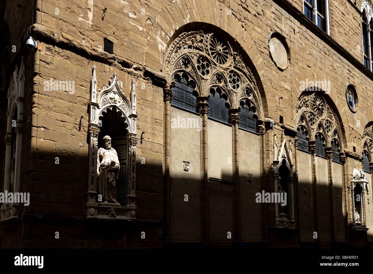 Heiligenstatuen in Nischen an der Fassade von Orsanmichele, einschließlich Markusstatue von Donatello in Florenz, Italien Stockfoto