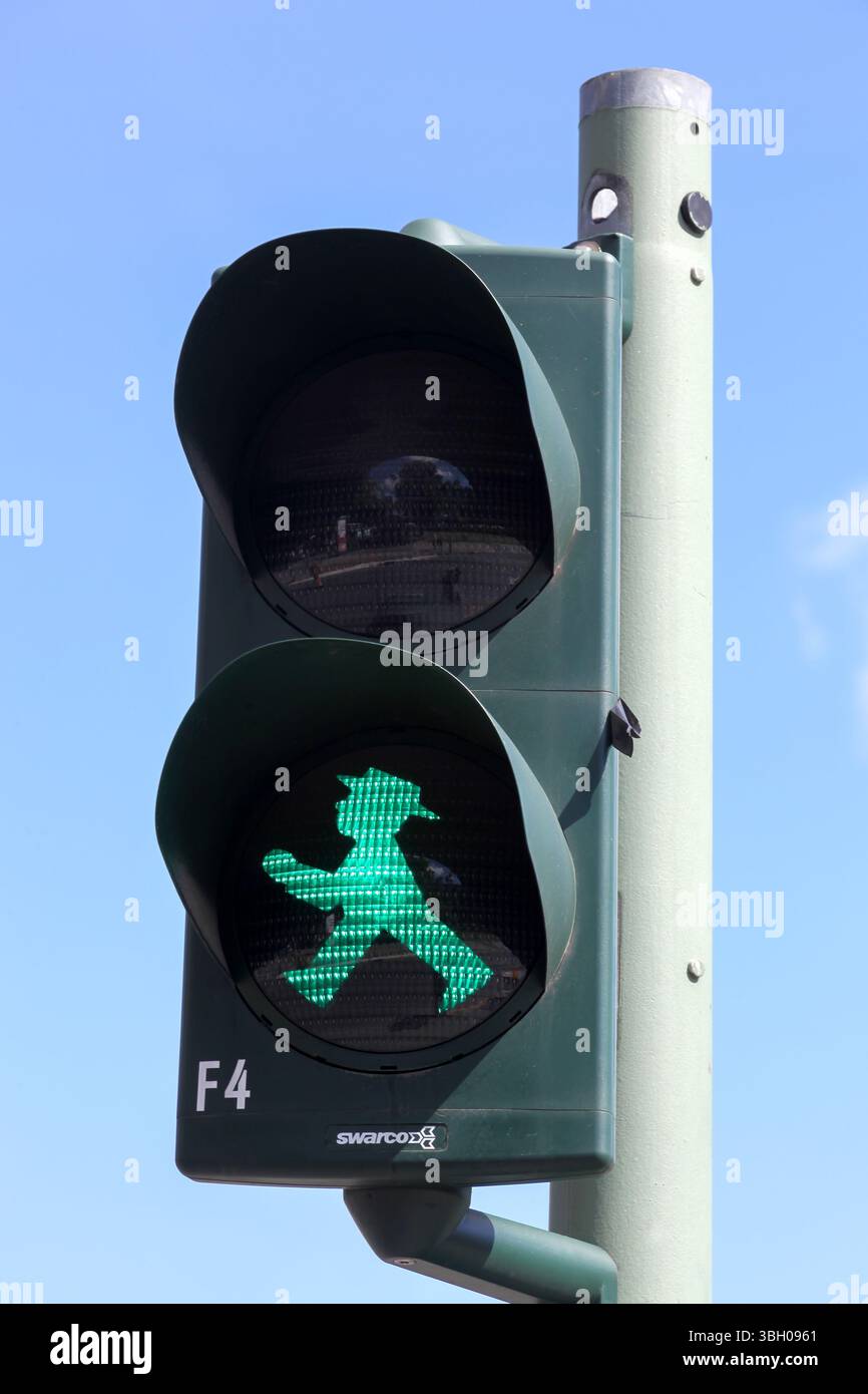 Fußgängergrüne Ampel mit dem Ampelmann in Berlin Stockfoto
