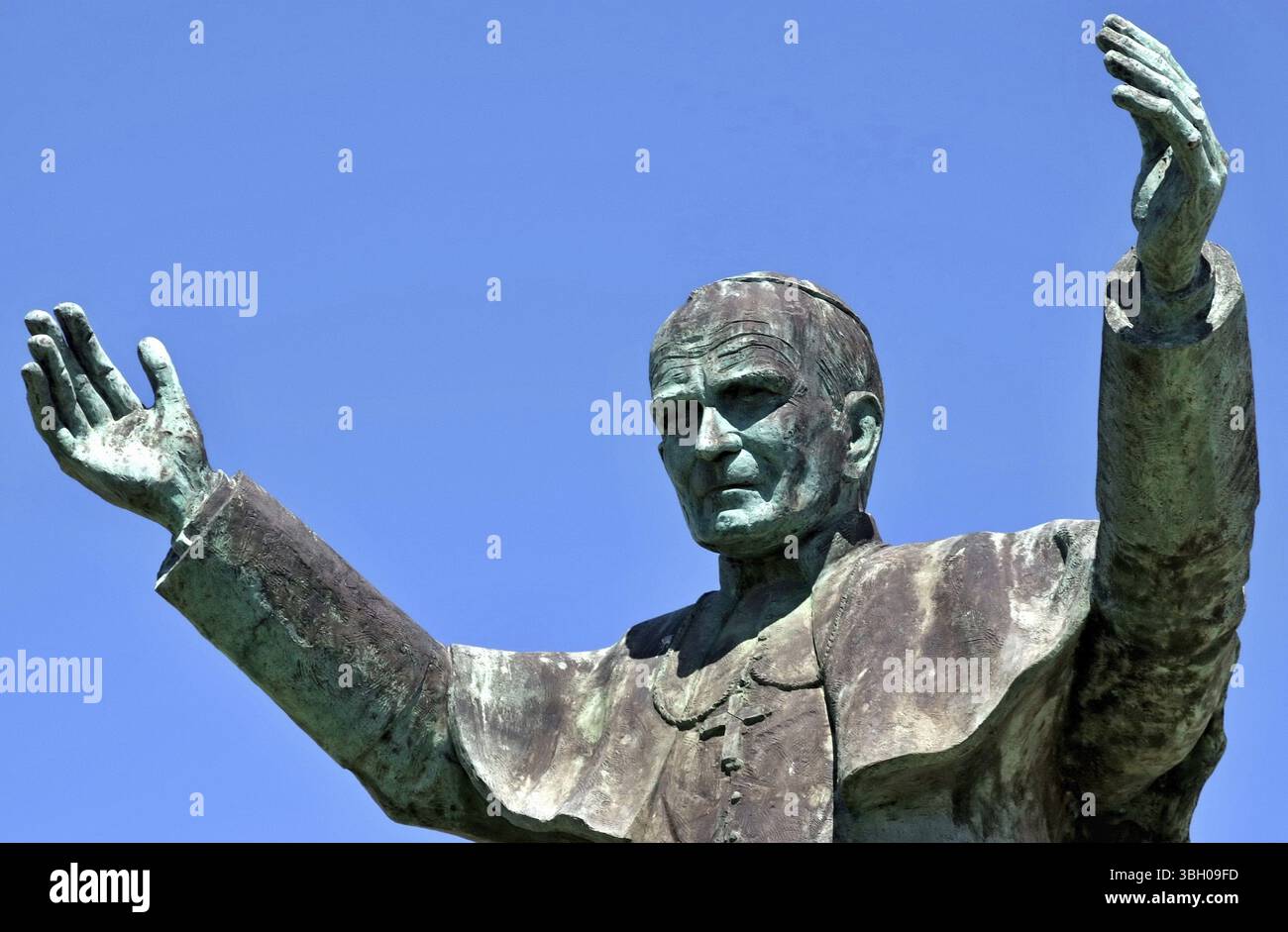 Bronzestatue zum Gedenken an den Besuch des Papstes in Portugal Stockfoto