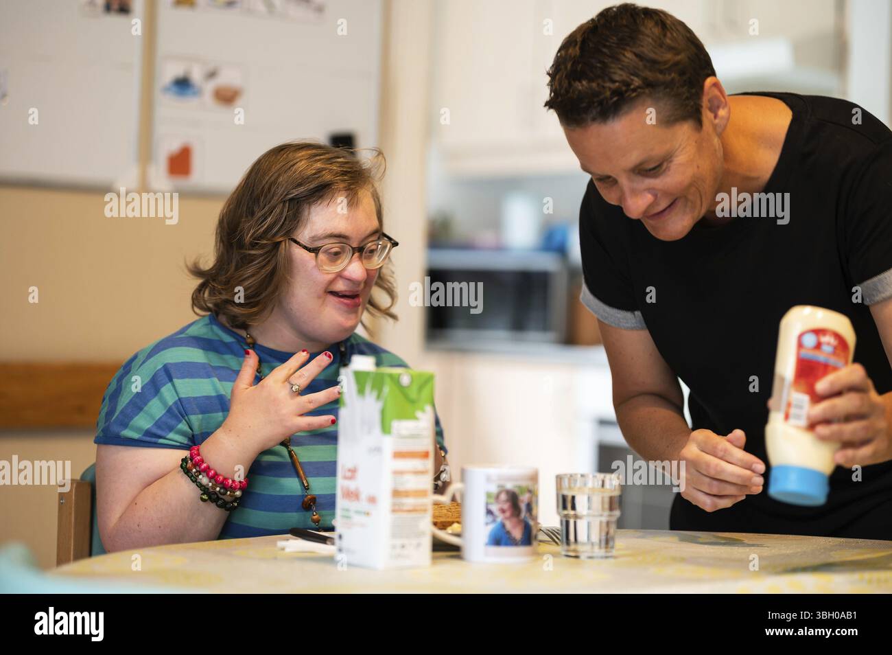 Emotionale Verbindung zwischen Down-Syndrom-Frau und beruflicher Hausmeisterin, Tienen, Flämisch-Brabant, Belgien, 20. April, 2023. teilweise Modellfreigabe Stockfoto