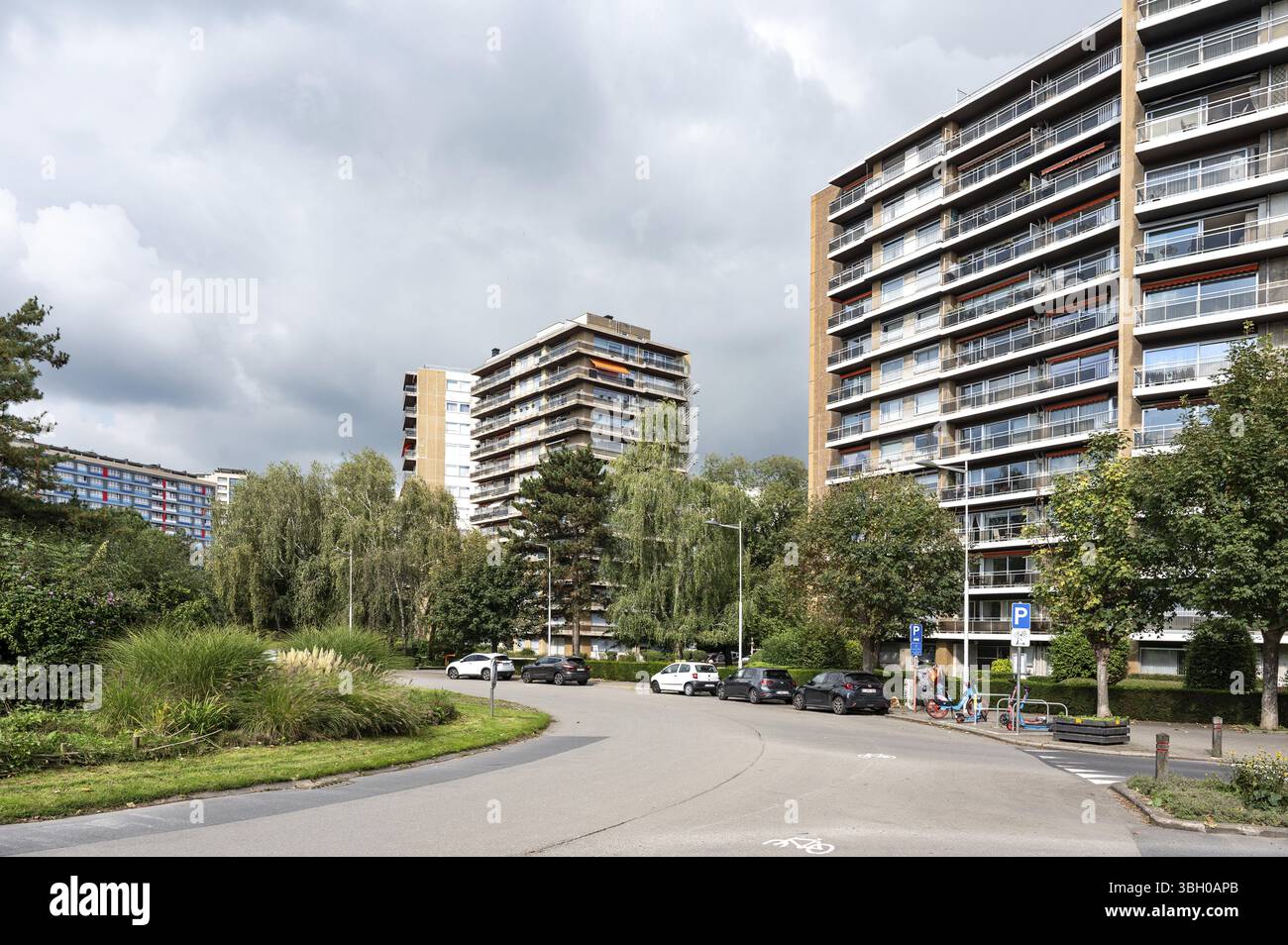 Avenue mit Hochhäusern in Ganshoren, Brüssel, Belgien, 2. OKT 2024, Europa Stockfoto