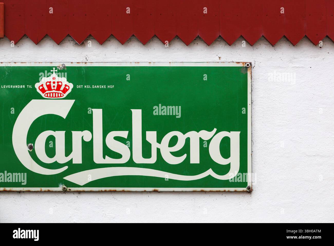 Alte Werbung von Carlsberg an einer Wand. Carlsberg Group ist ein dänisches Brauunternehmen, das 1847 gegründet wurde und seinen Hauptsitz in Kopenhagen hat Stockfoto