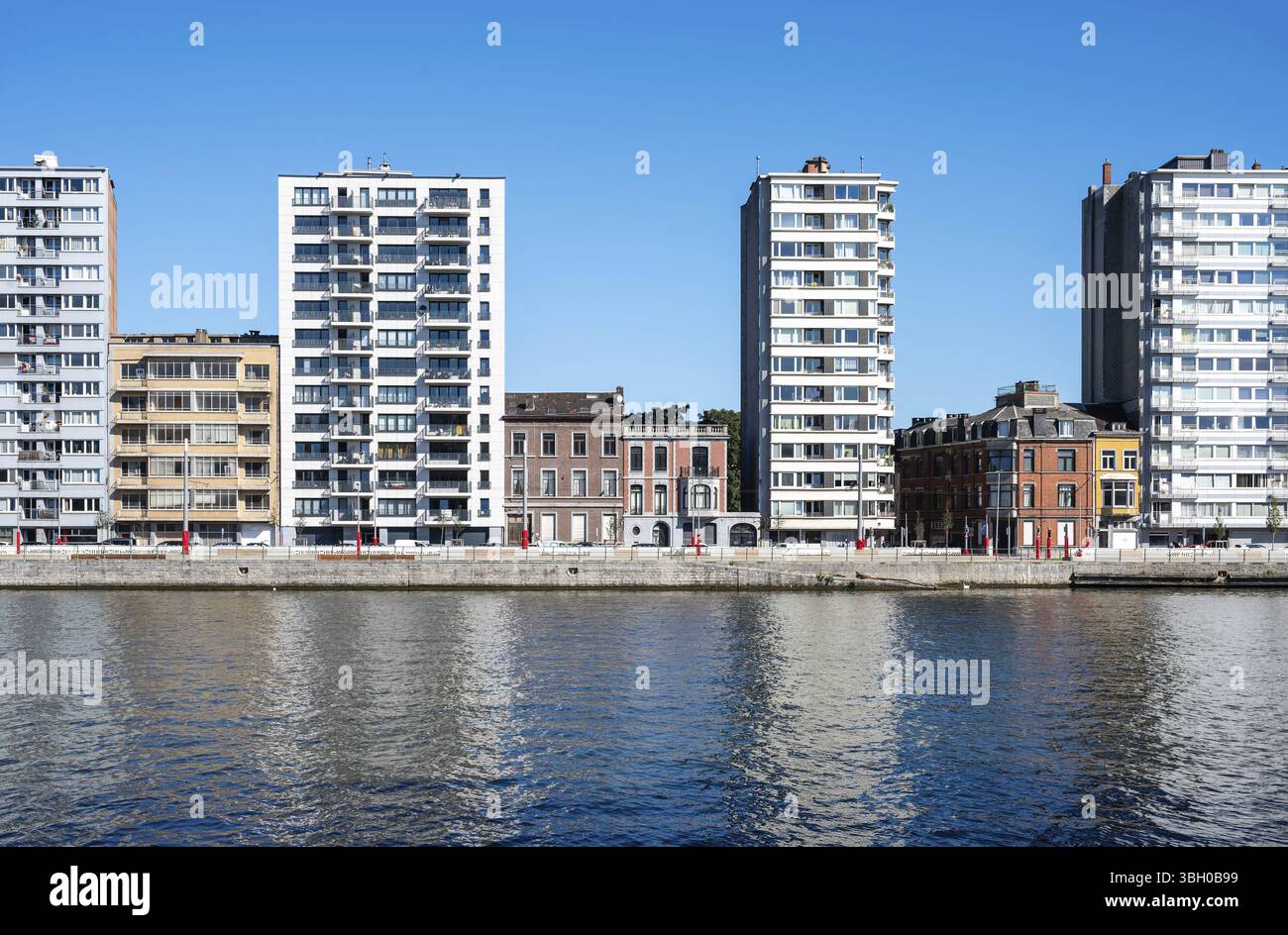 Lüttich, Belgien, 11. August 2024 - Hochhäuser am Ufer der Maas, Europa Stockfoto