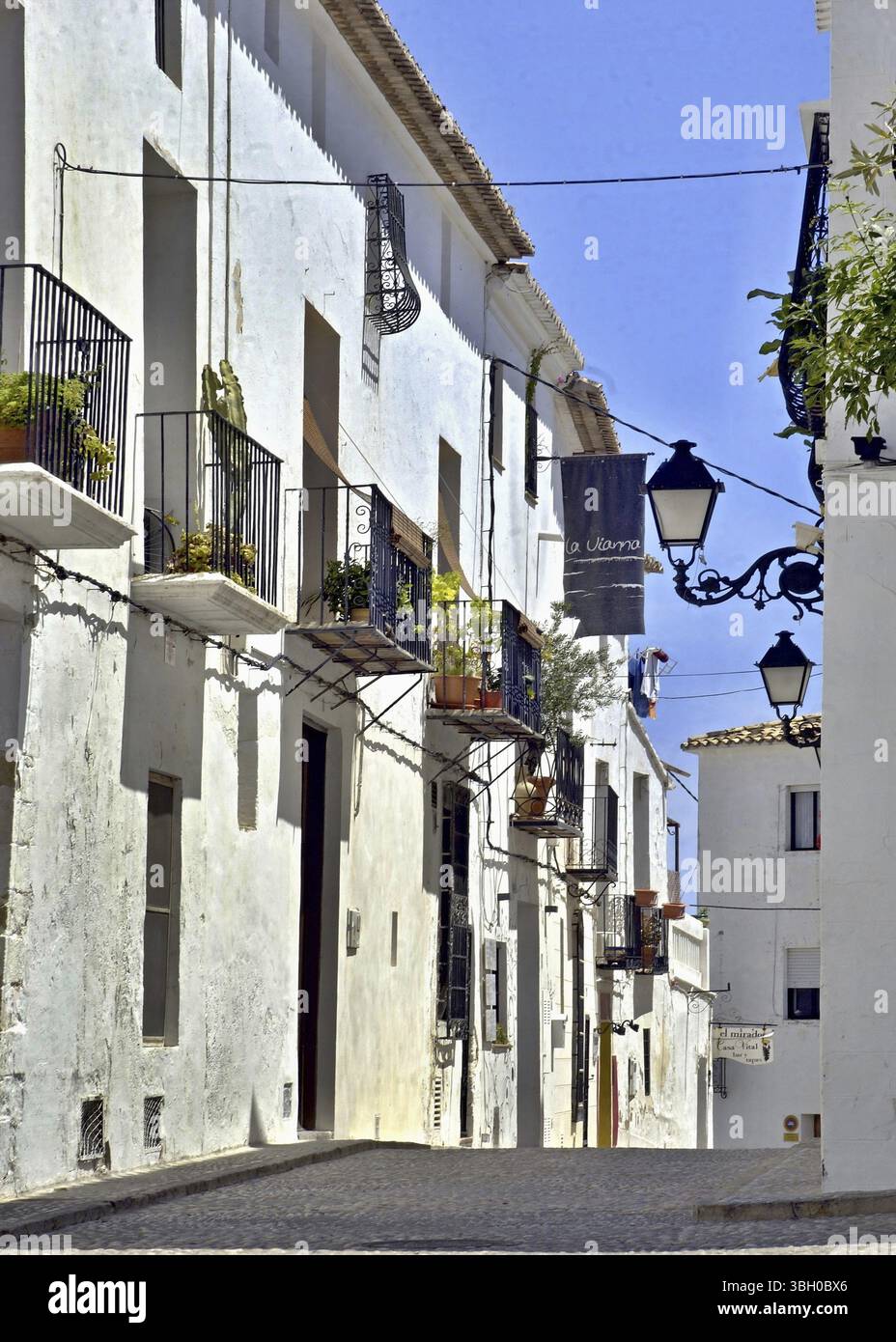 Traditionelle weiße Hausfassaden in der Altstadt von Altea Stockfoto