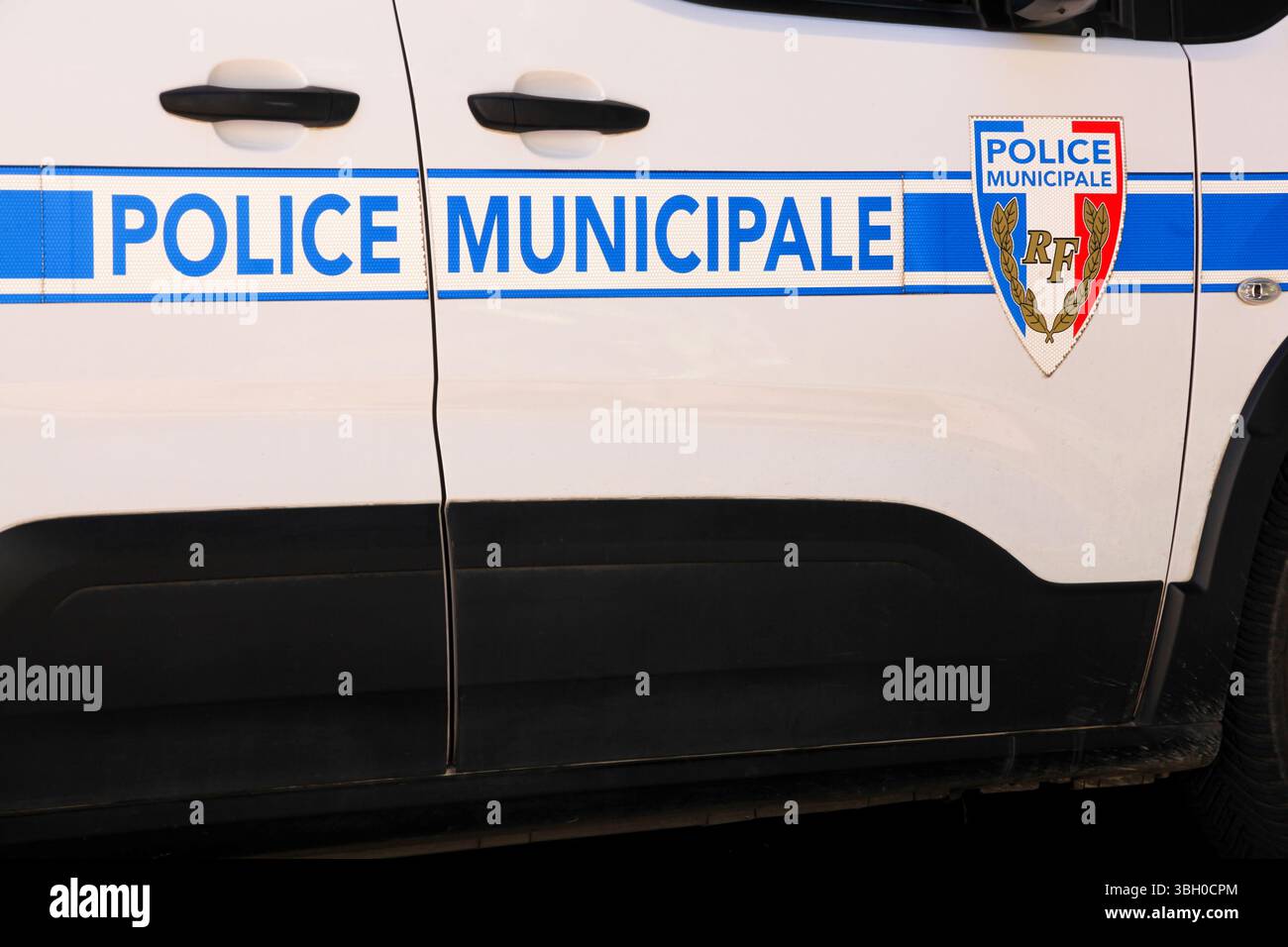 Ein Schild der Kommunalpolizei an einem Fahrzeug. Die Stadtpolizei ist die örtliche Polizei von Städten in Frankreich außerhalb der Hauptstadt Stockfoto