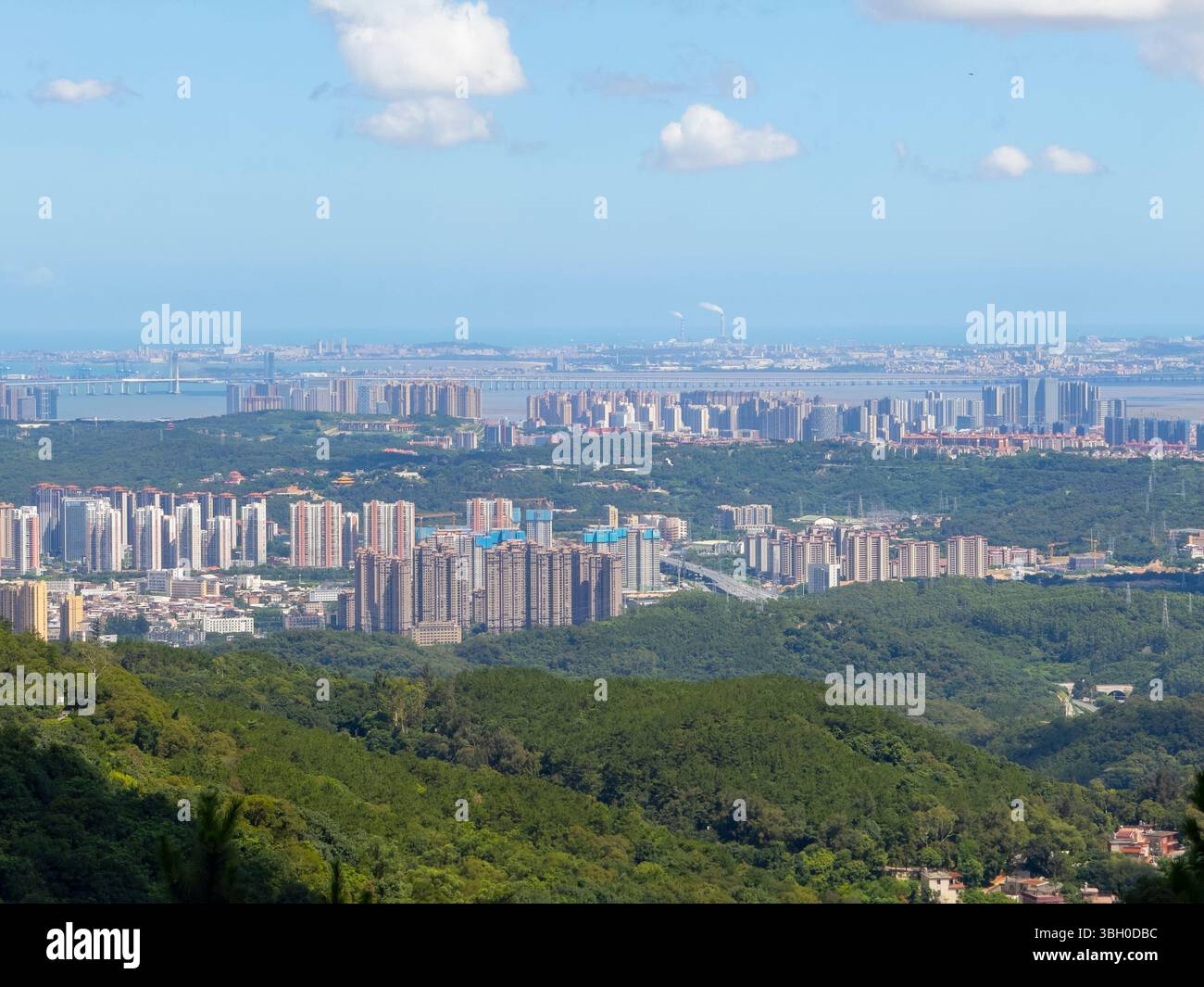 Quanzhou City aus der Vogelperspektive einschließlich Quanzhou Bay und Quanzhou Bay Bridge, von der Spitze des Mount Qingyuan, Quanzhou, Provinz Fujian, China. Stockfoto