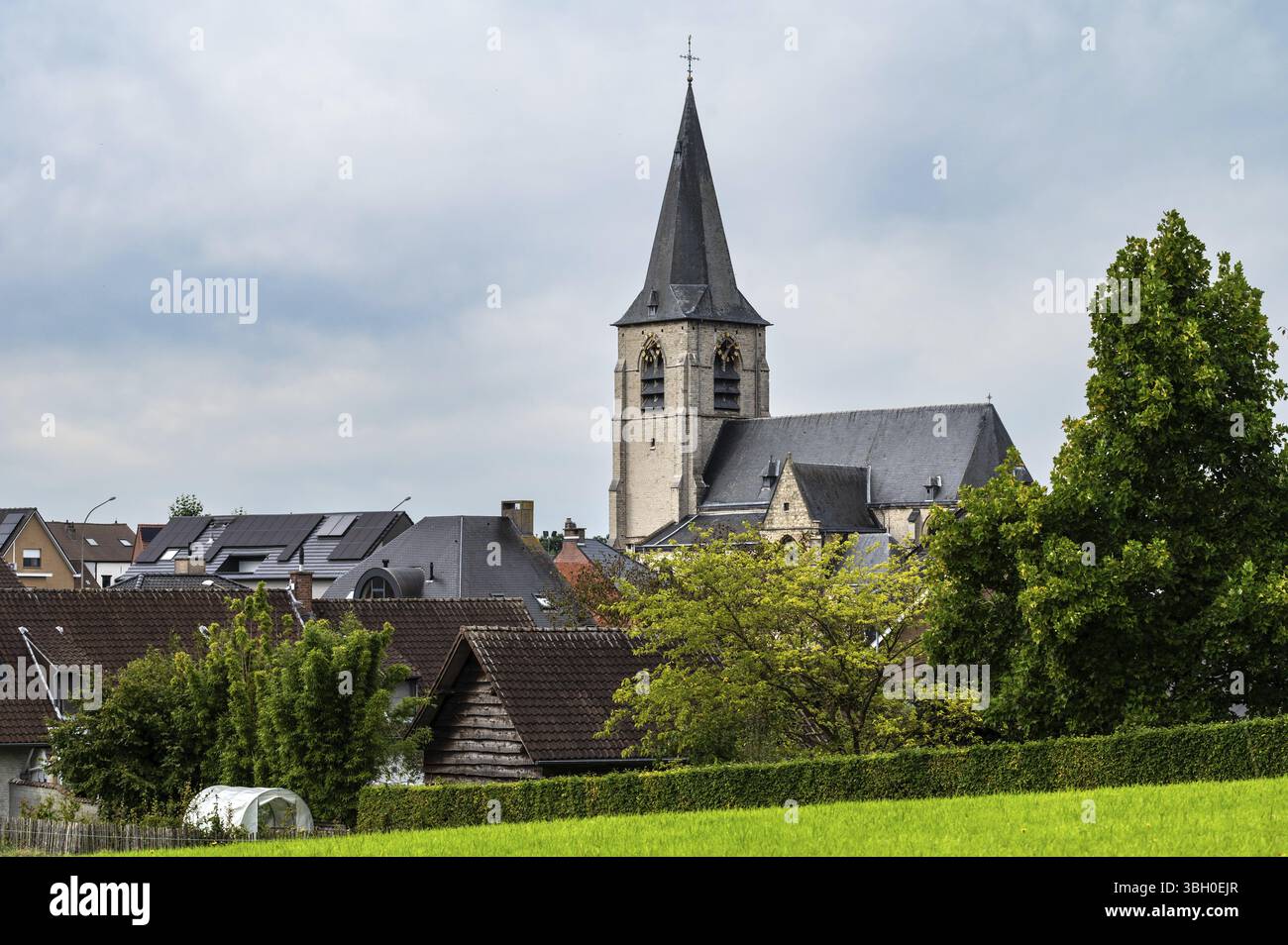 Landschaftsblick über landwirtschaftliche Felder und das Dorf Ossel, Merchtem, Belgien, Europa Stockfoto