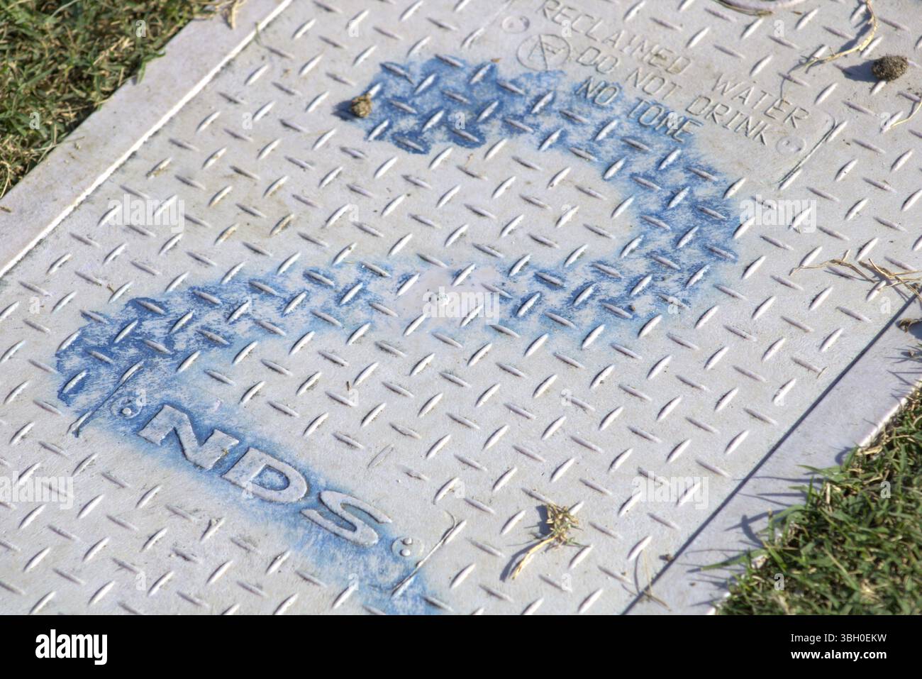 Blaue Nummer 2 auf der elektrischen Abdeckung lackiert Stockfoto