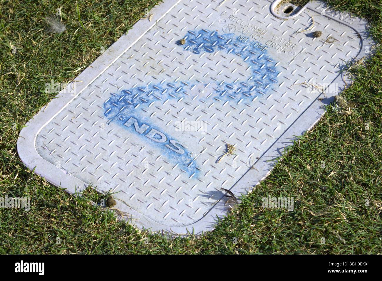 Blaue Nummer 2 auf der elektrischen Abdeckung lackiert Stockfoto