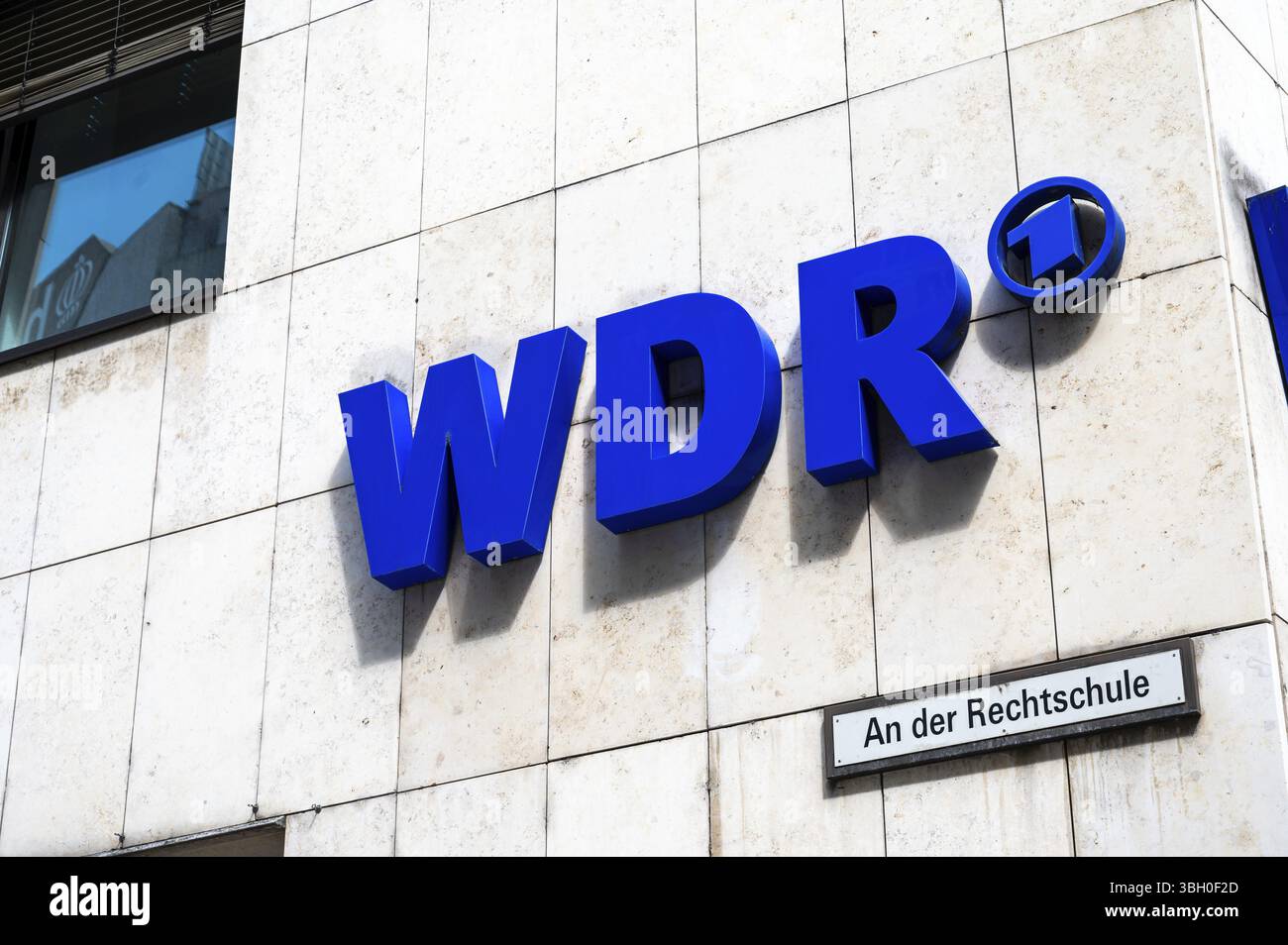 Köln, Nordrhein-Westfalen, Deutschland, 25. Juli 2024 - Zeichen des WDR-Senders, Europa Stockfoto